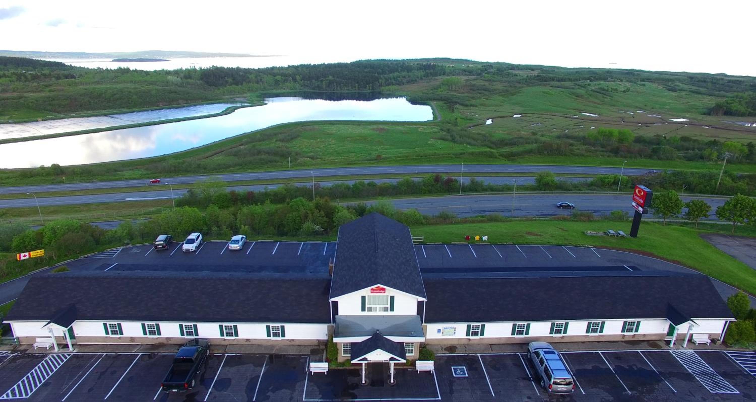 Econo Lodge Inn & Suites