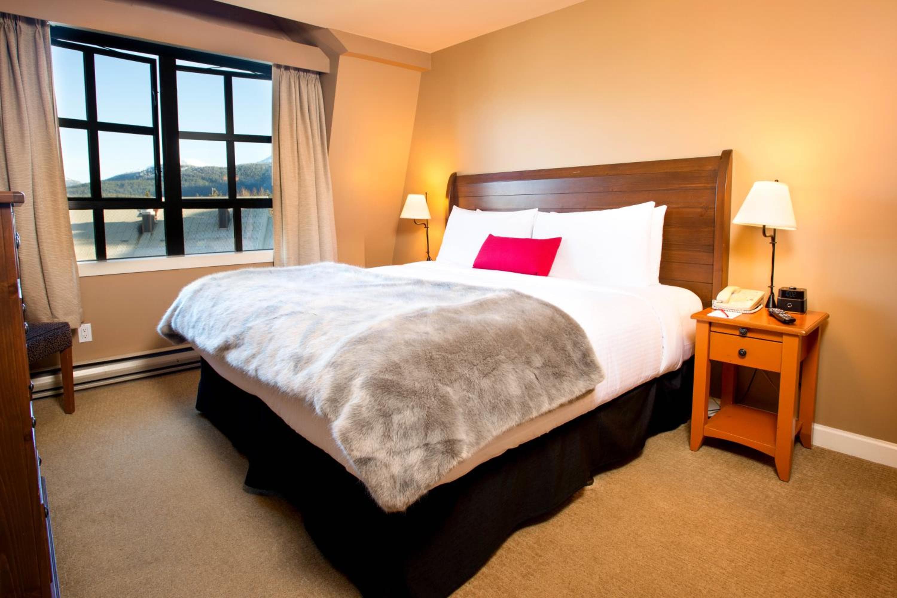 One-Bedroom Suite with Mountain View