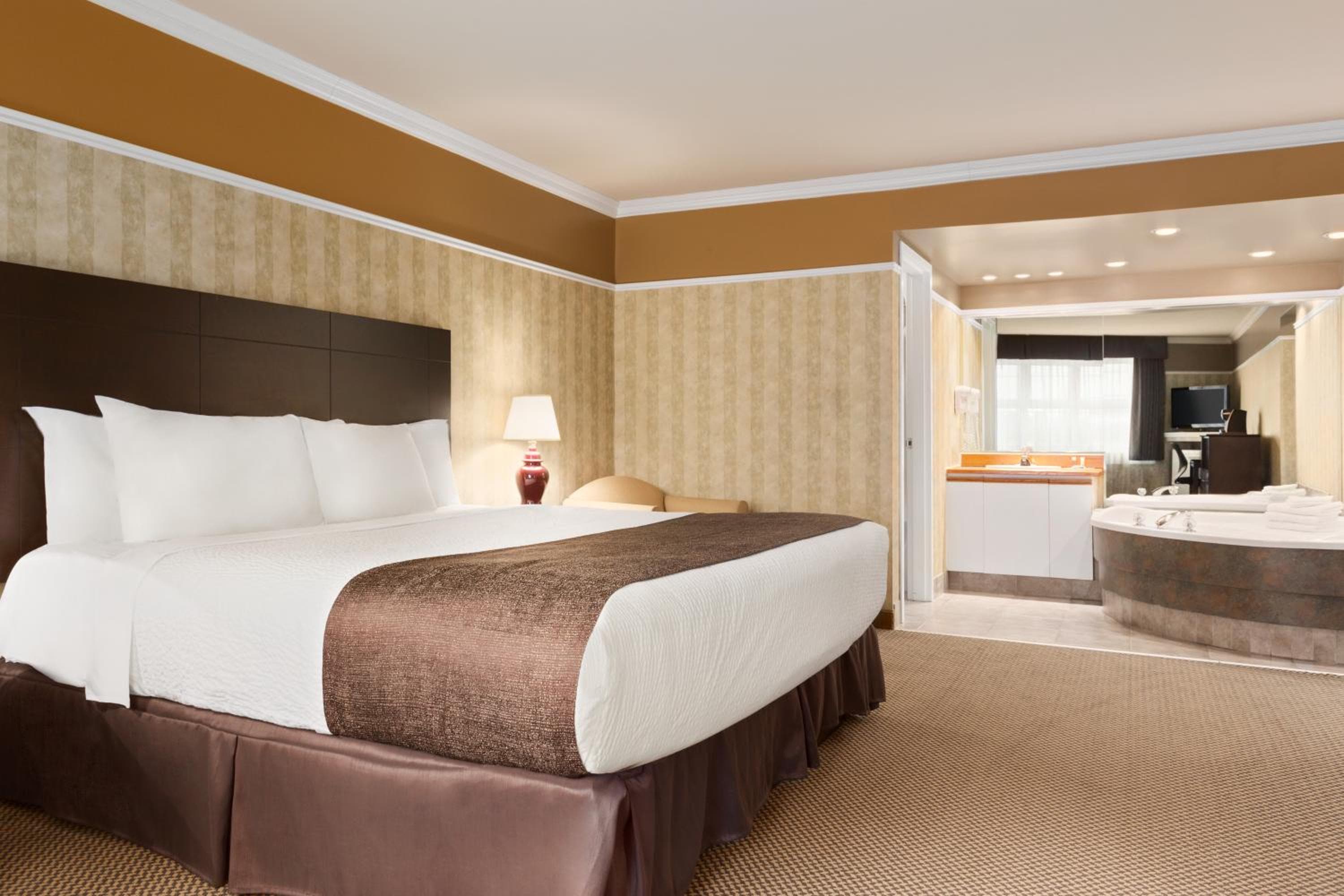 Deluxe King Suite