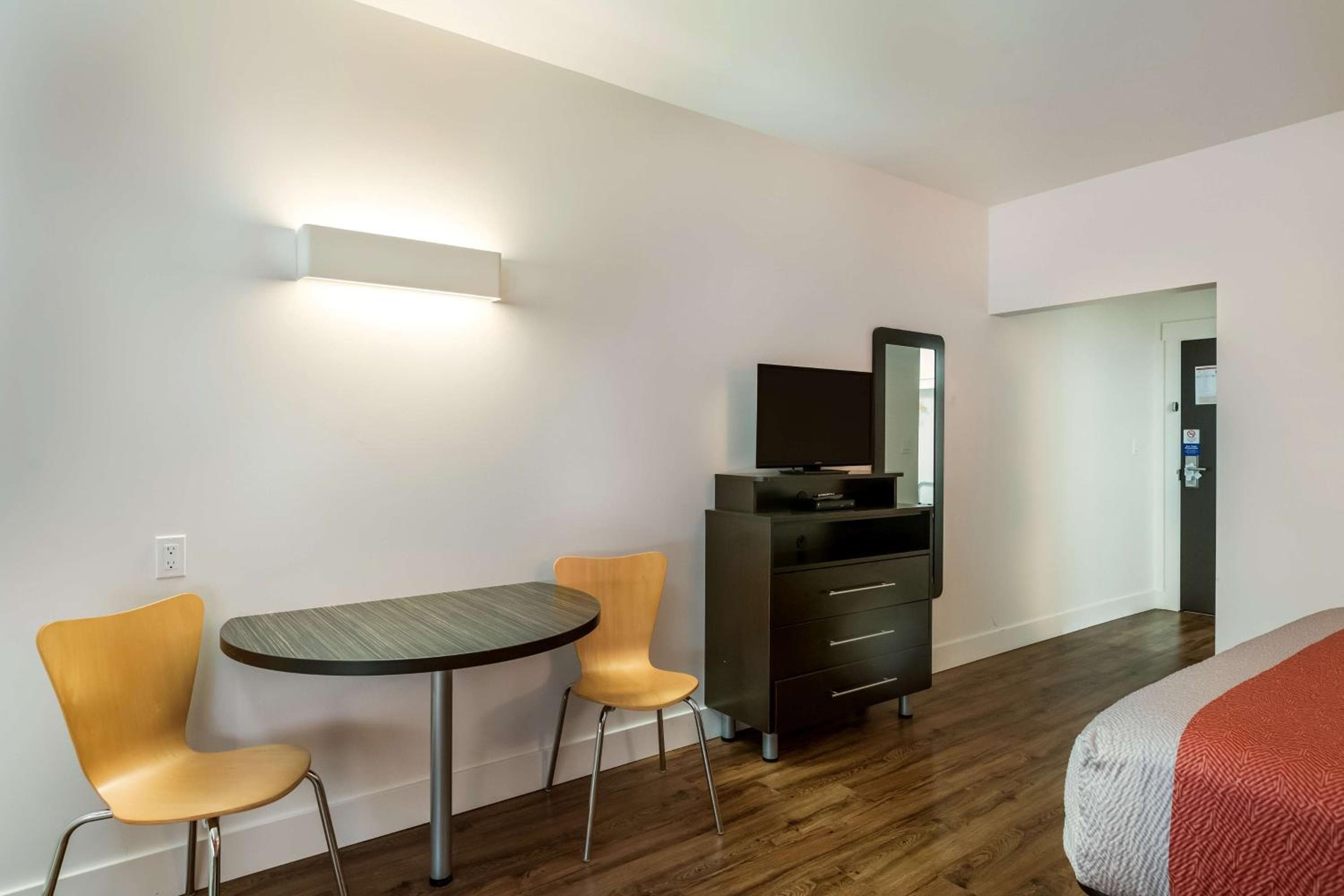 Deluxe King Room - Non-Smoking