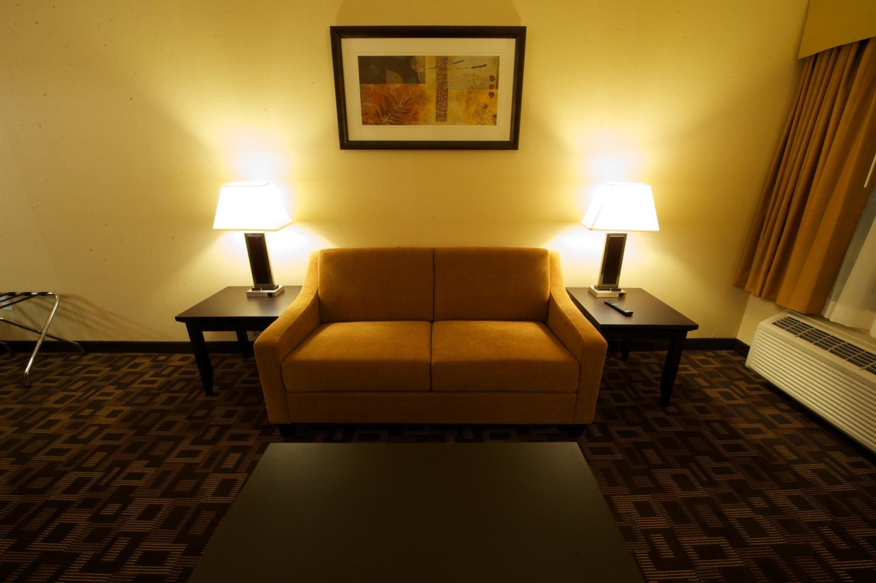 Queen Studio Suite - Non-Smoking