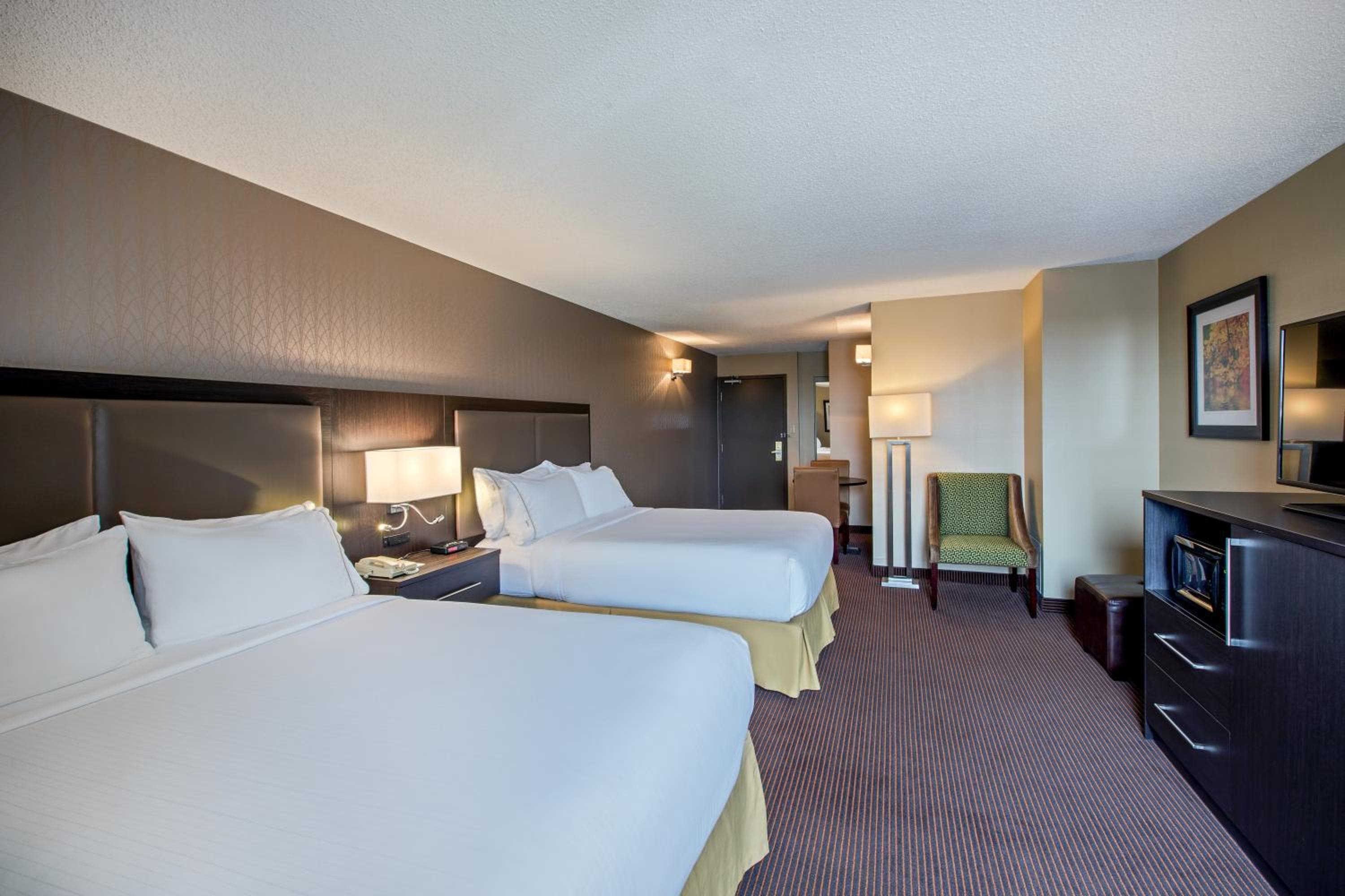 Quadruple Room with Two Queen Beds - Non Smoking