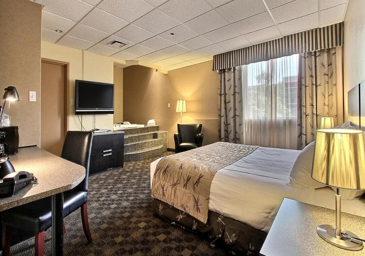 Junior Suite, 1 King Bed with Hot Tub