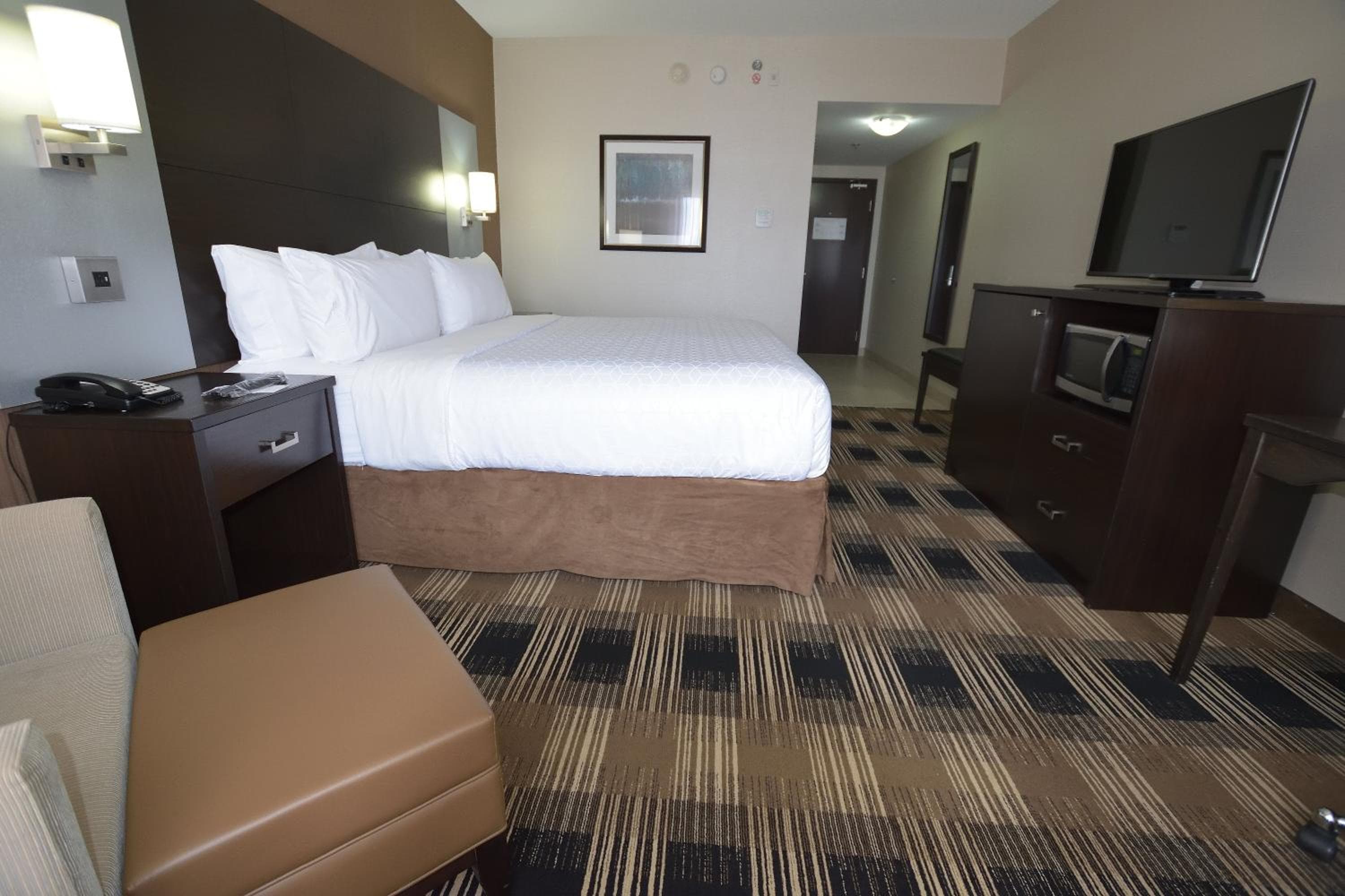 King Room - Hearing Accessible - Roll-in Shower