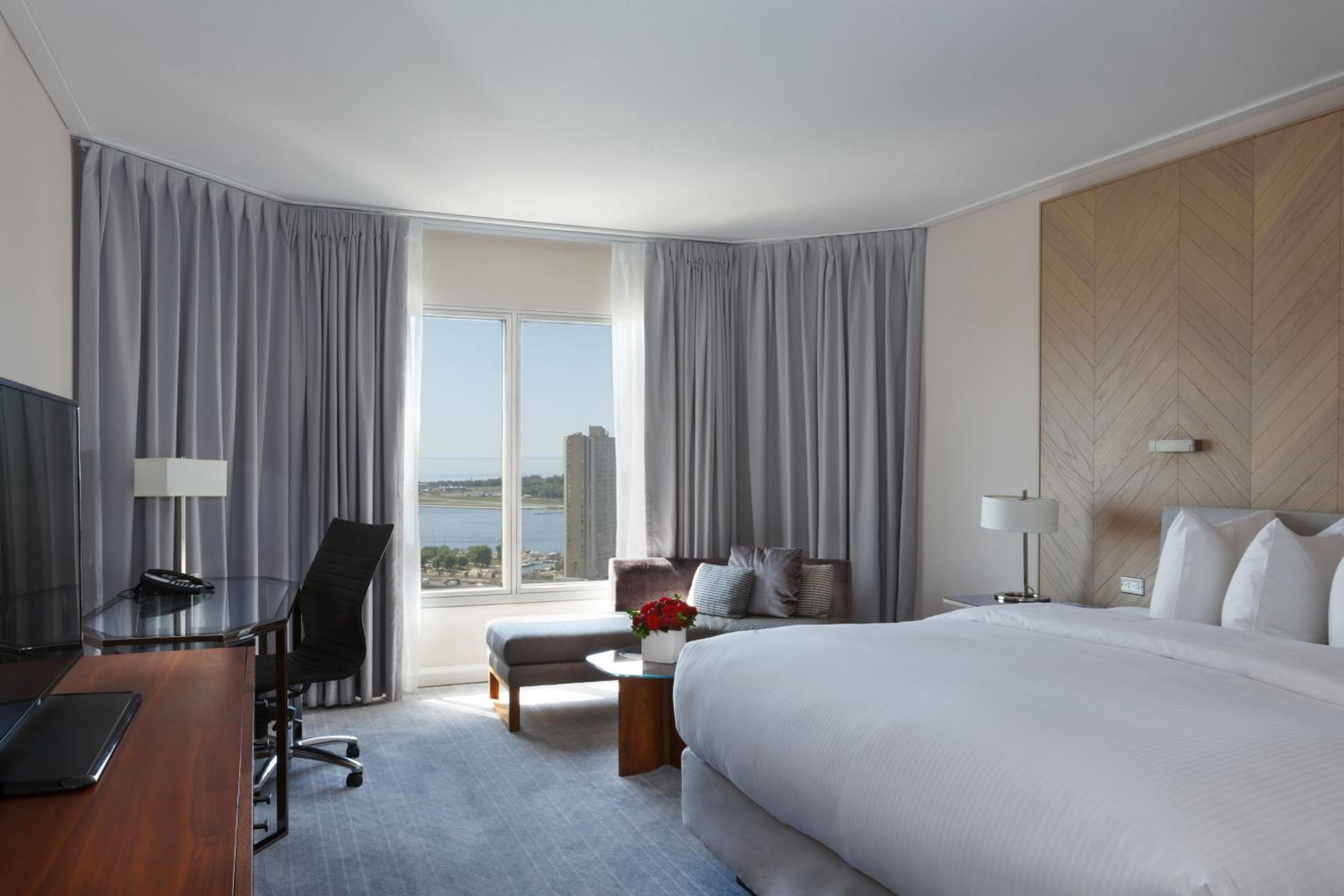 1 King Premium Lake Ontario View High Floor