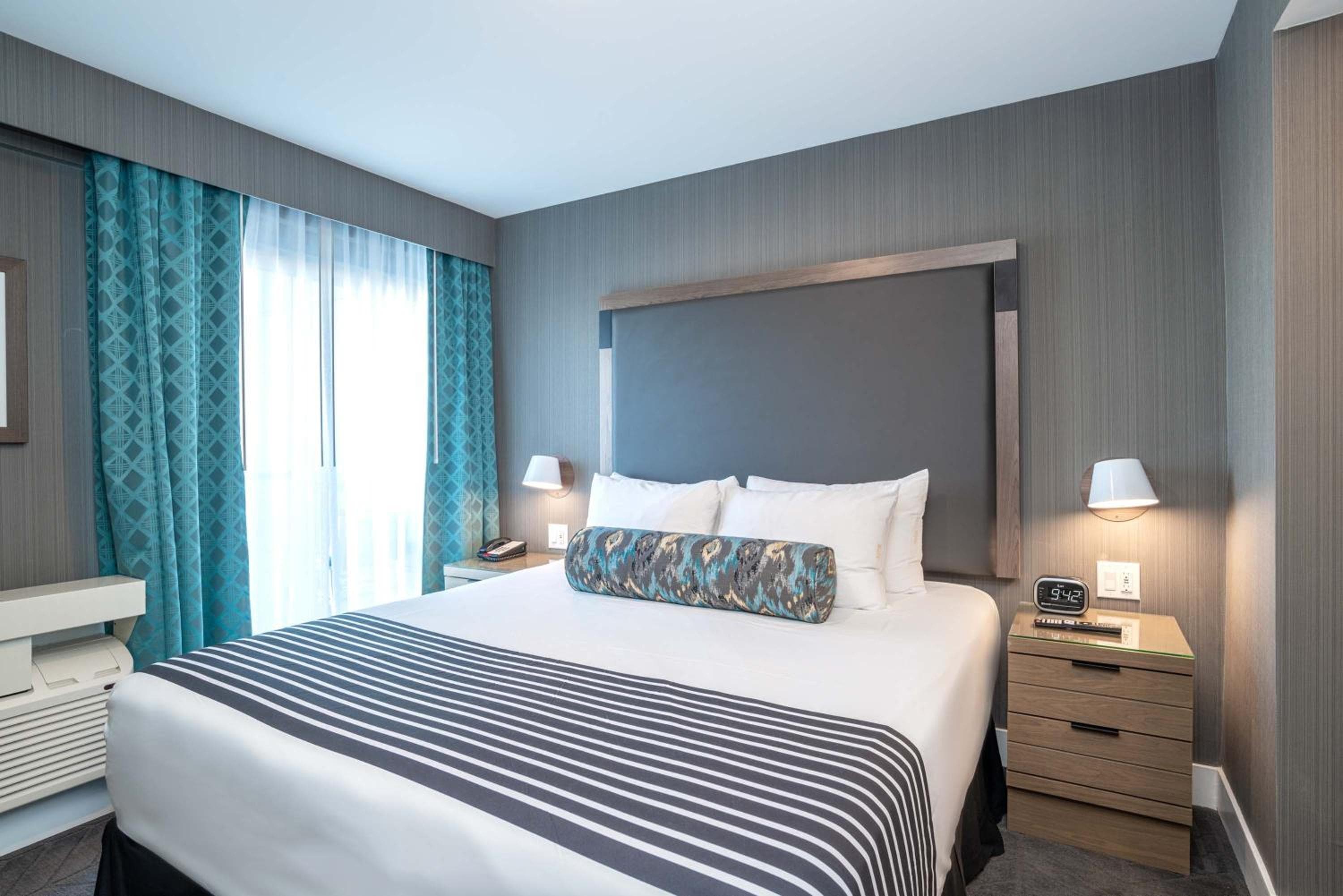 Standard Suite, 1 King Bed, Kitchen