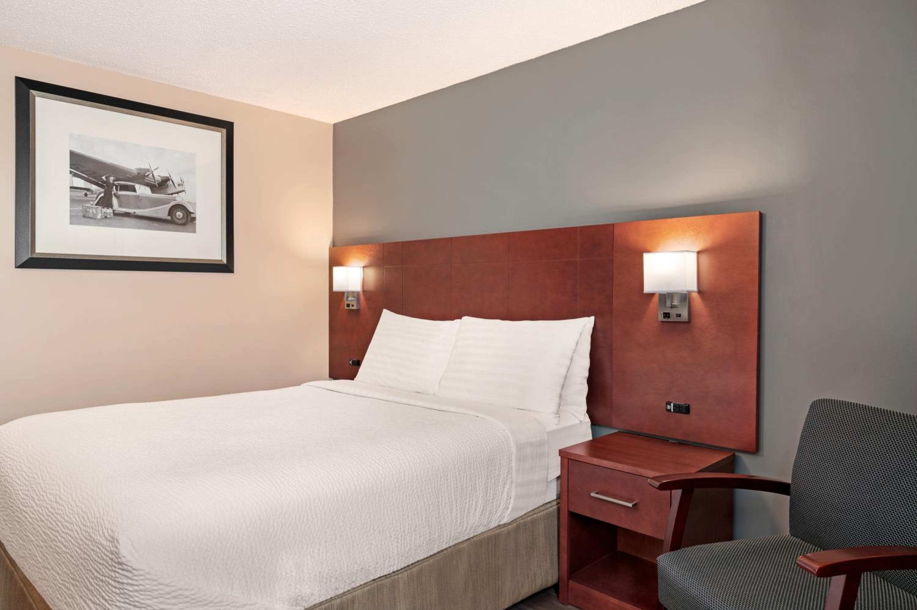 Queen Room with Stair Access/Second Floor -  Non-Smoking