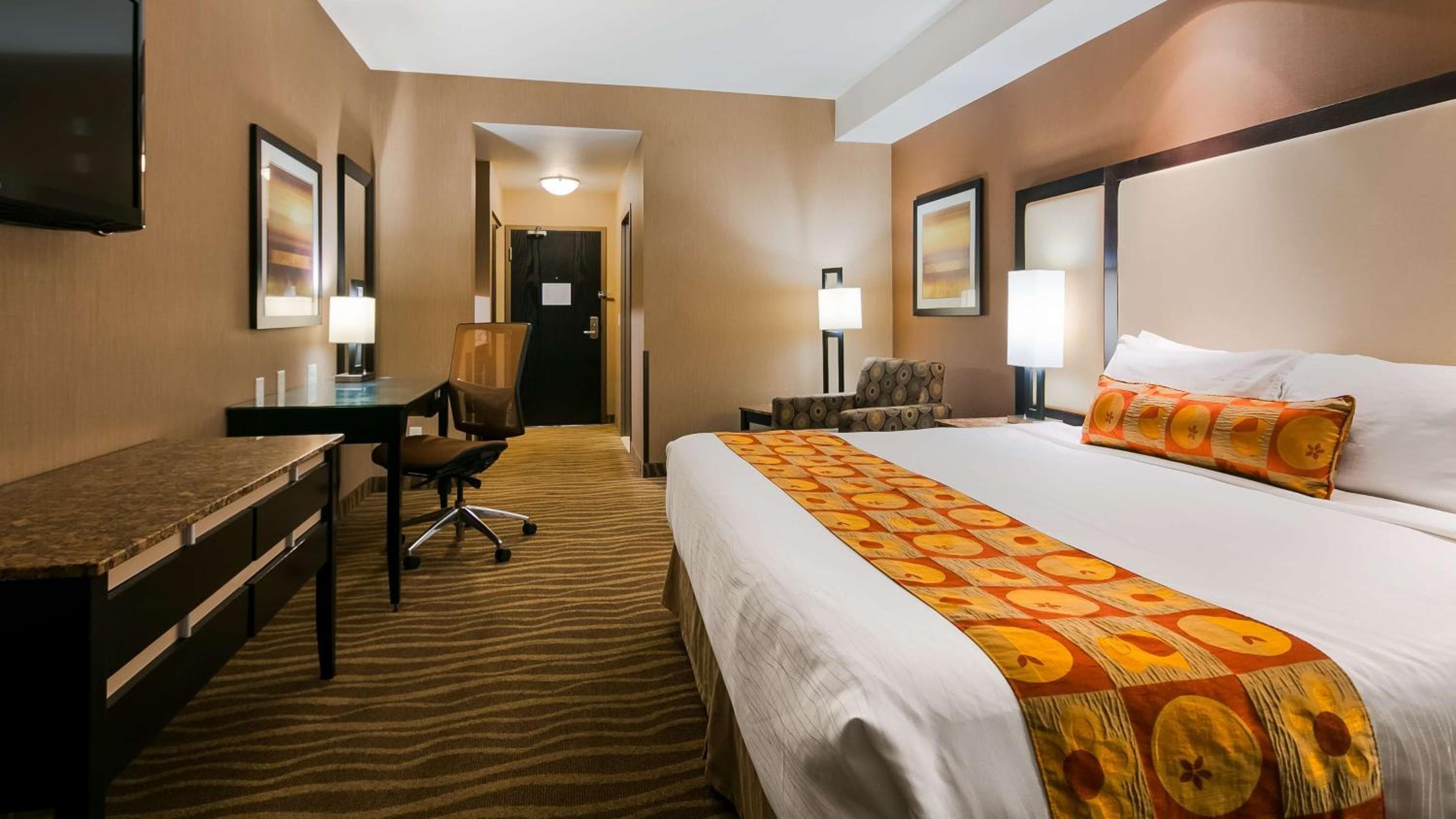 King Room with Roll-In Shower and Sofa Bed - Ground Floor/Pet Friendly/Non-Smoking
