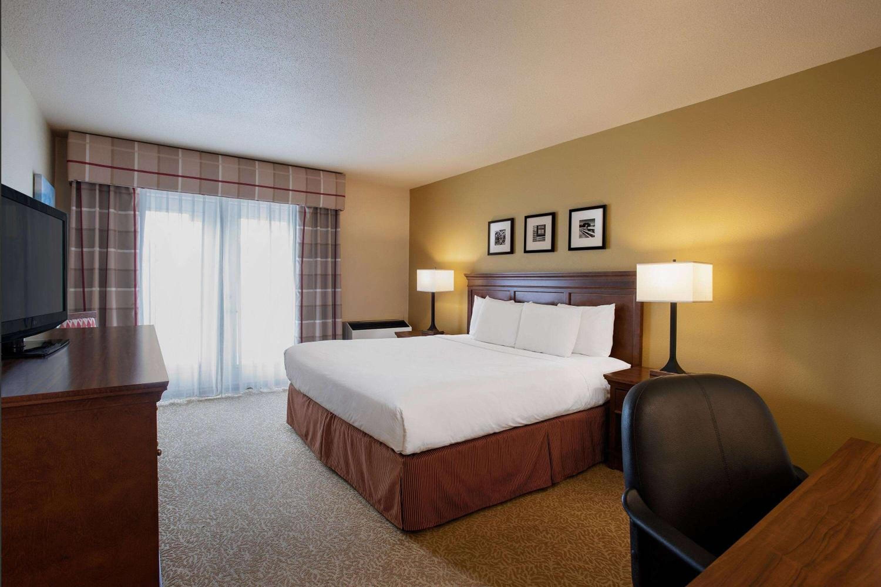 1 King Bed, Mobility Accessible Room, Bathtub w/ Grab Bars, Non-Smoking
