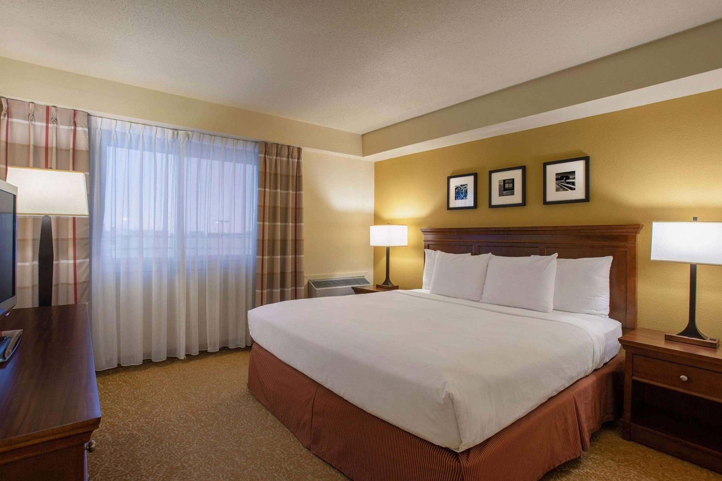 Deluxe King Room - Non-Smoking