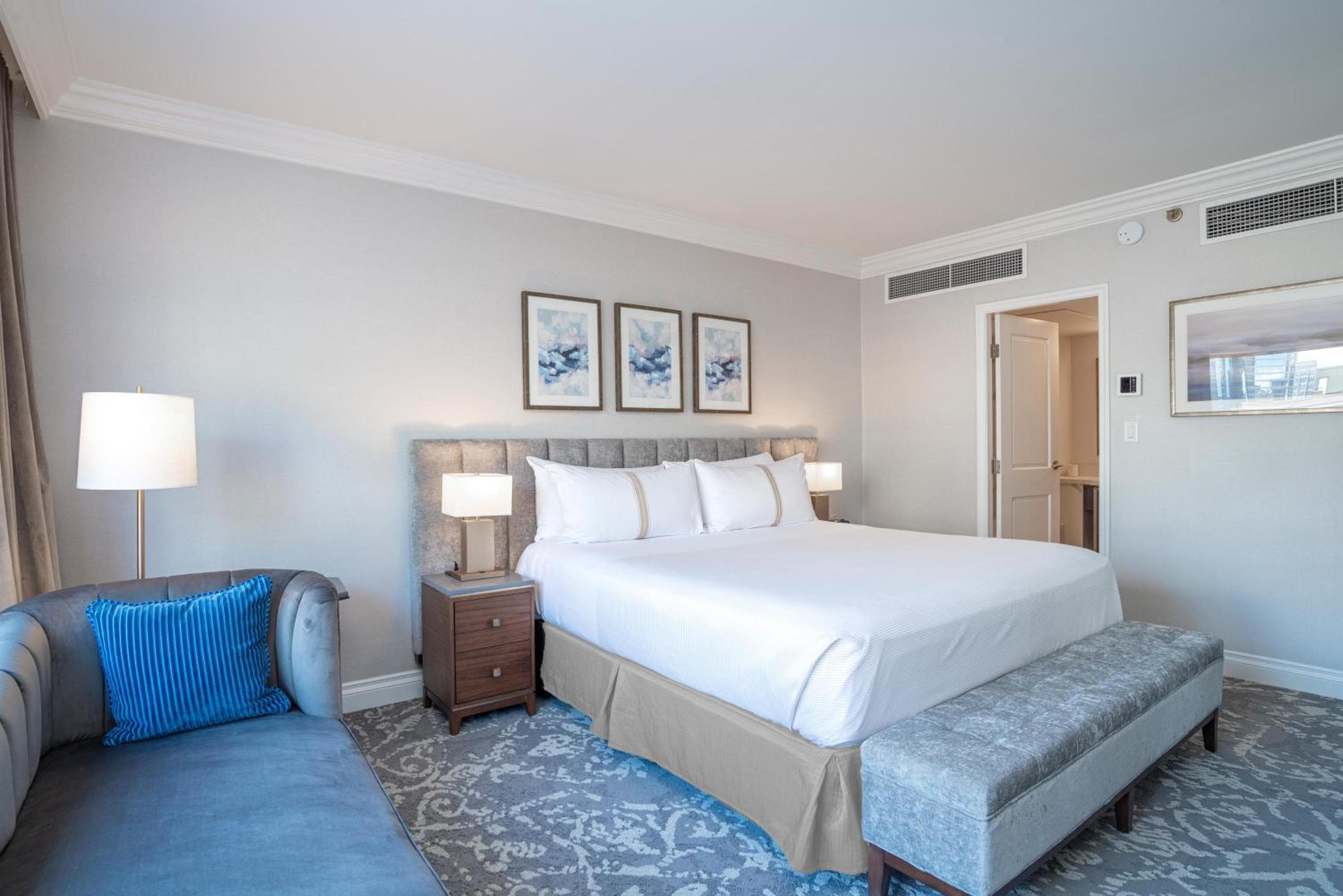 Grand Suite, 1 King Bed, Sofa Bed, Wet Bar