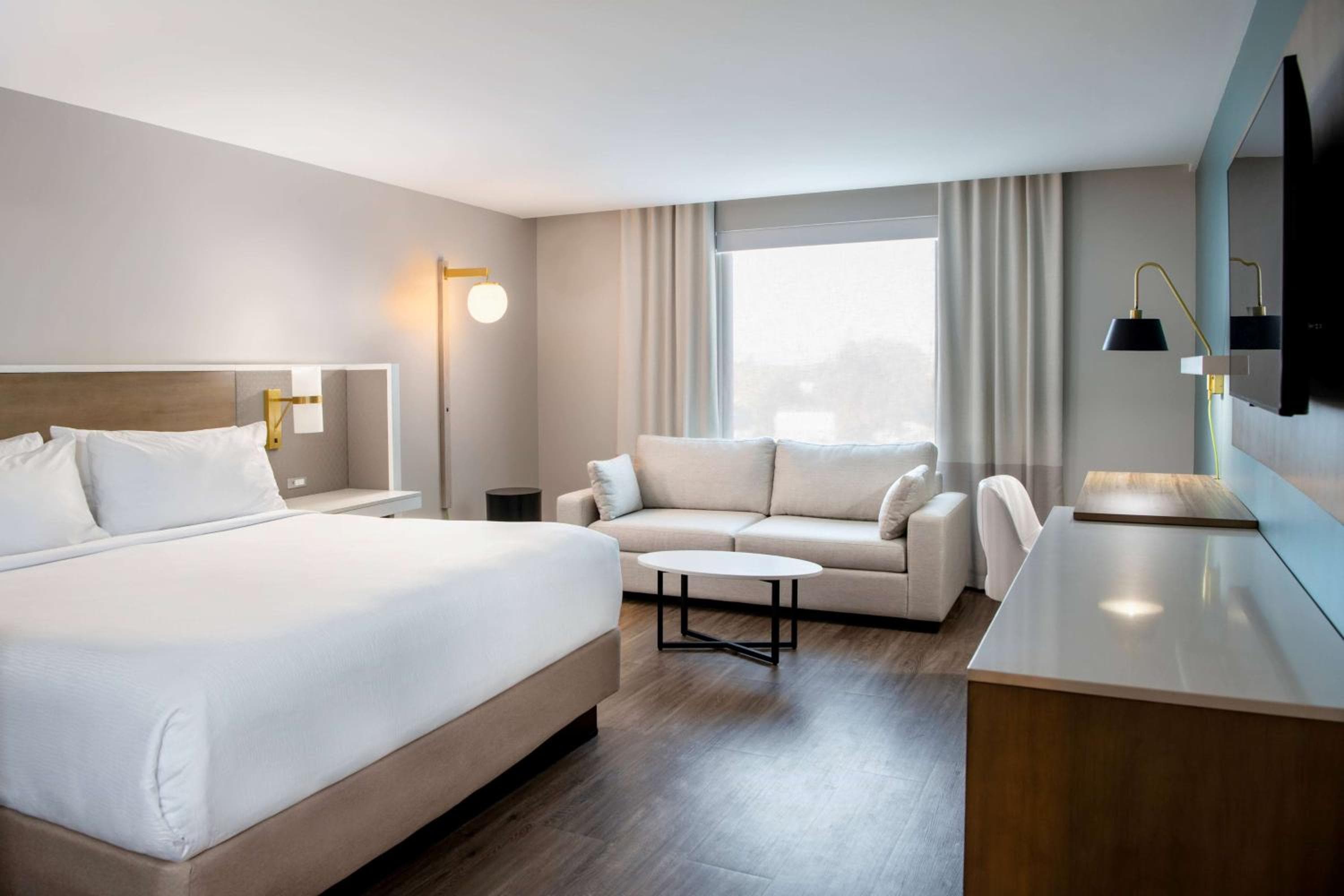 1 King Bed, Hearing Accessible Suite, Non-Smoking