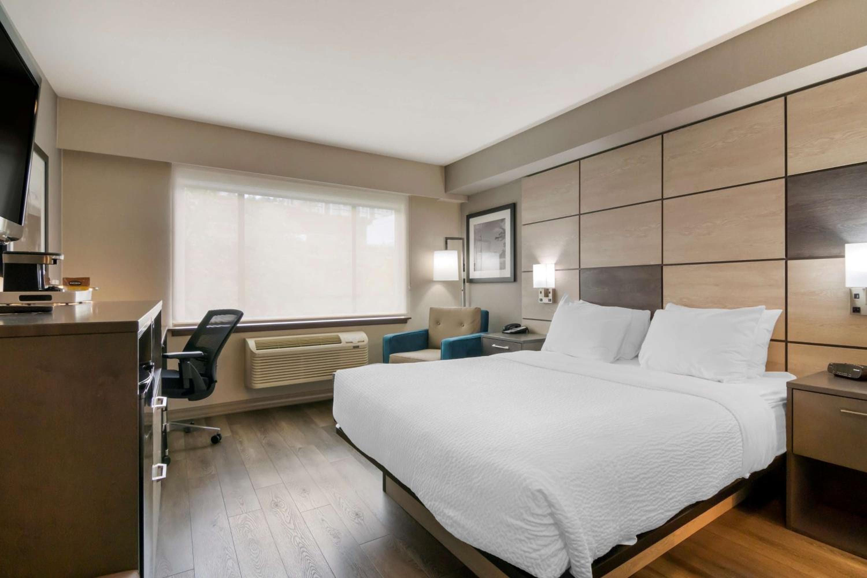 King Suite with Kitchenette and Mountain View - Non-Smoking