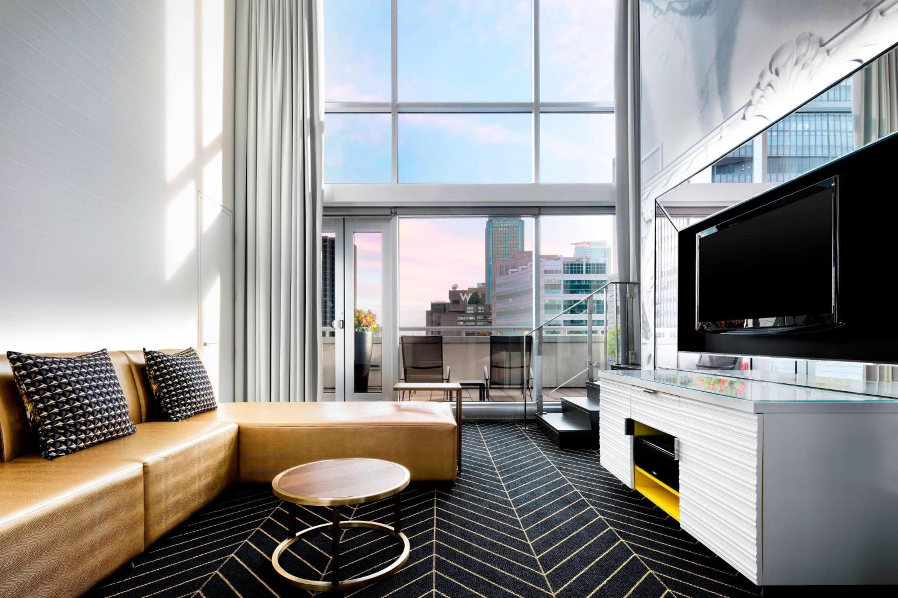 WOW, Suite, 1 King, Park view, Balcony
