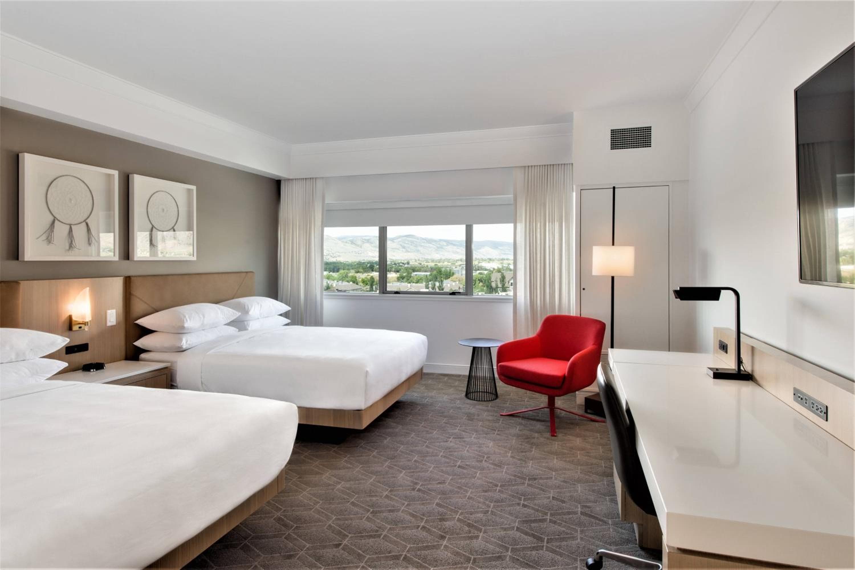 Larger Guest room, 2 Queen, Mountain view