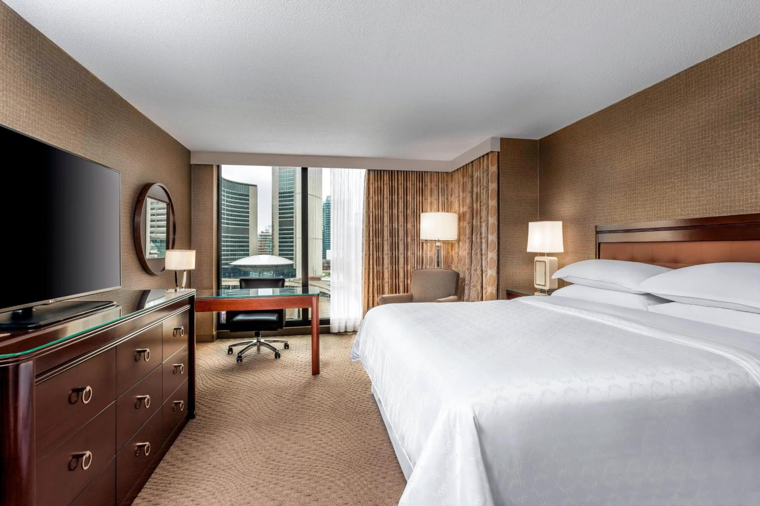 Premium Guest Room, 1 King, Nathan Philips Square View