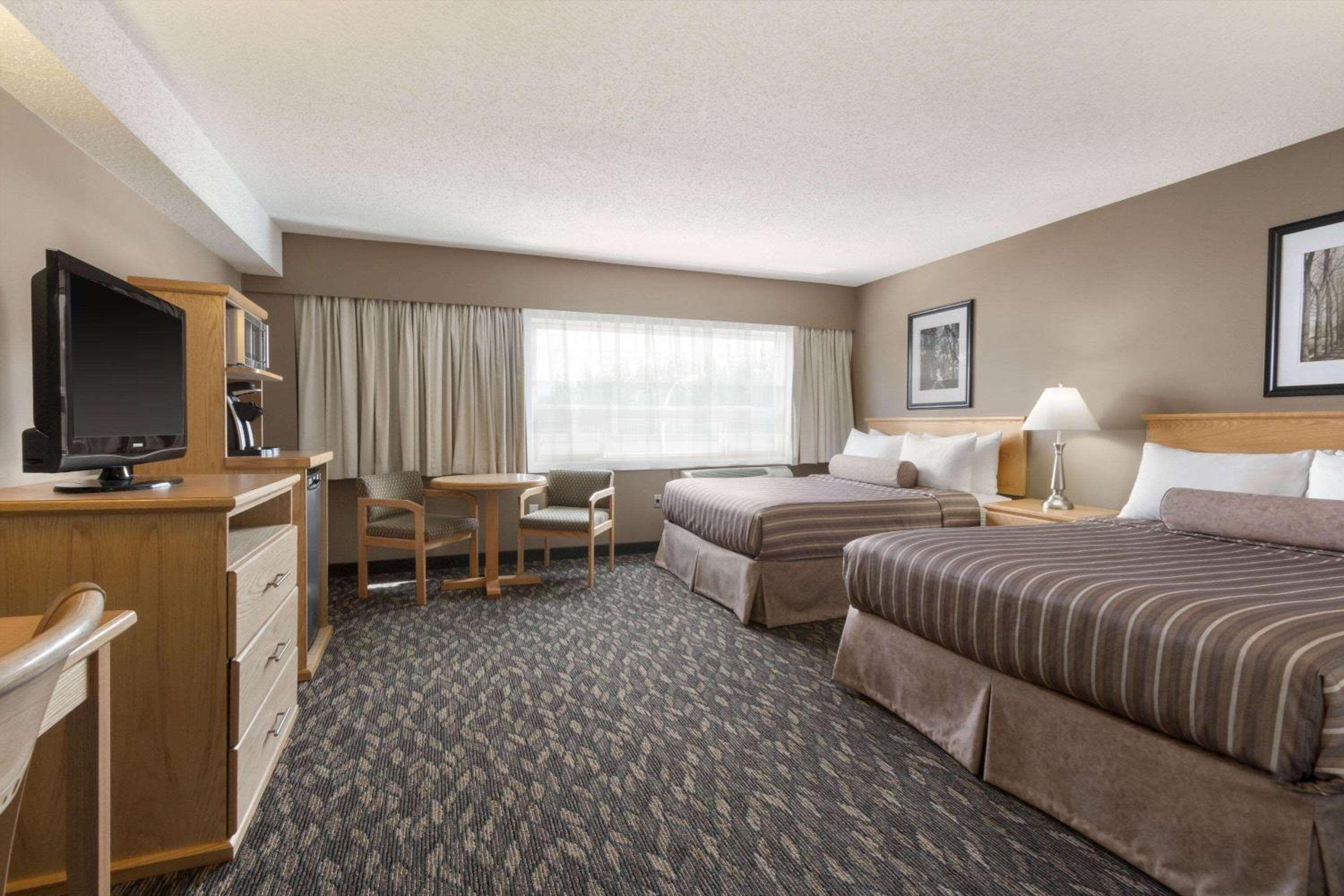Queen Room With Two Queen Beds - Non-Smoking