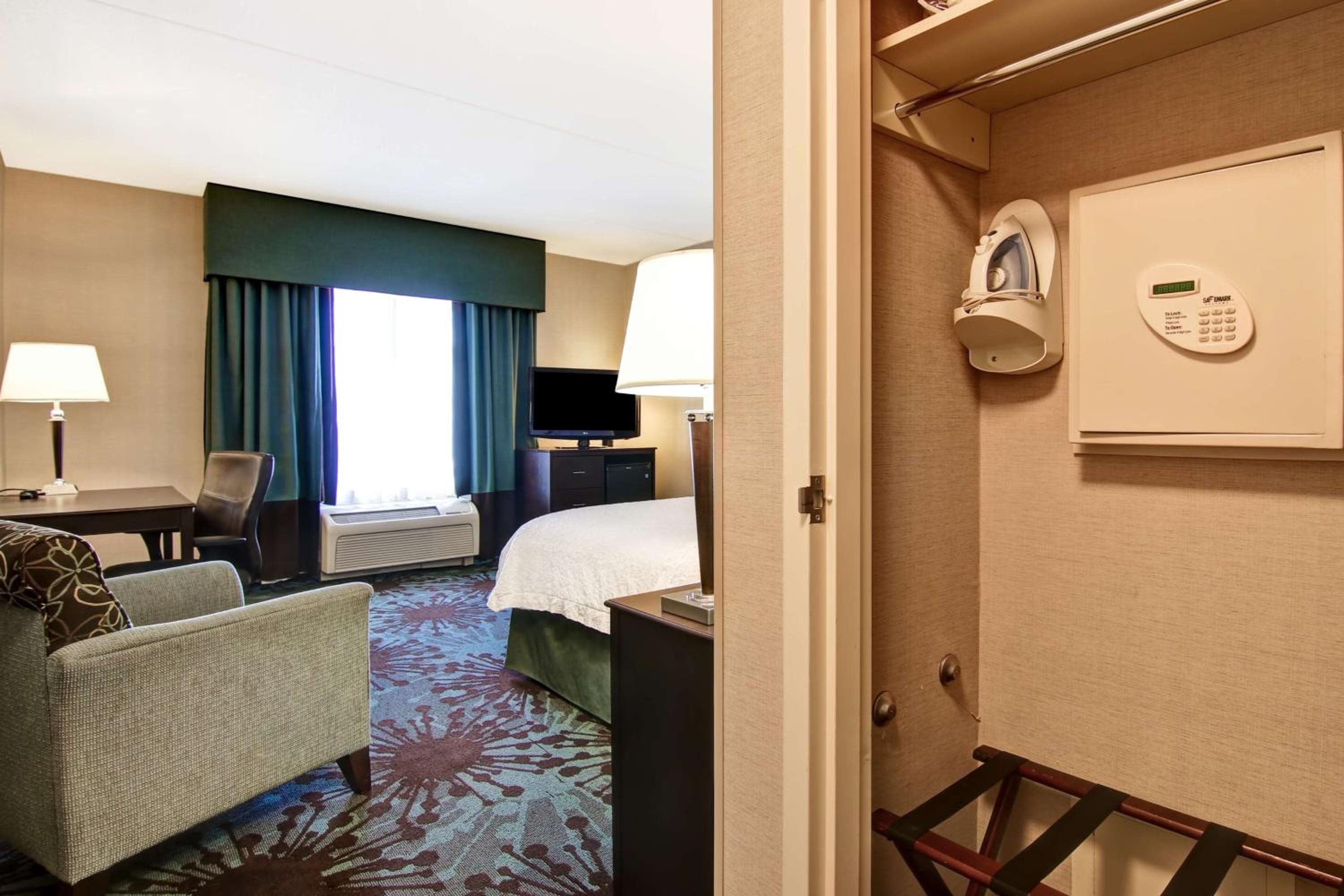 King Room with King Bed - Non-Smoking