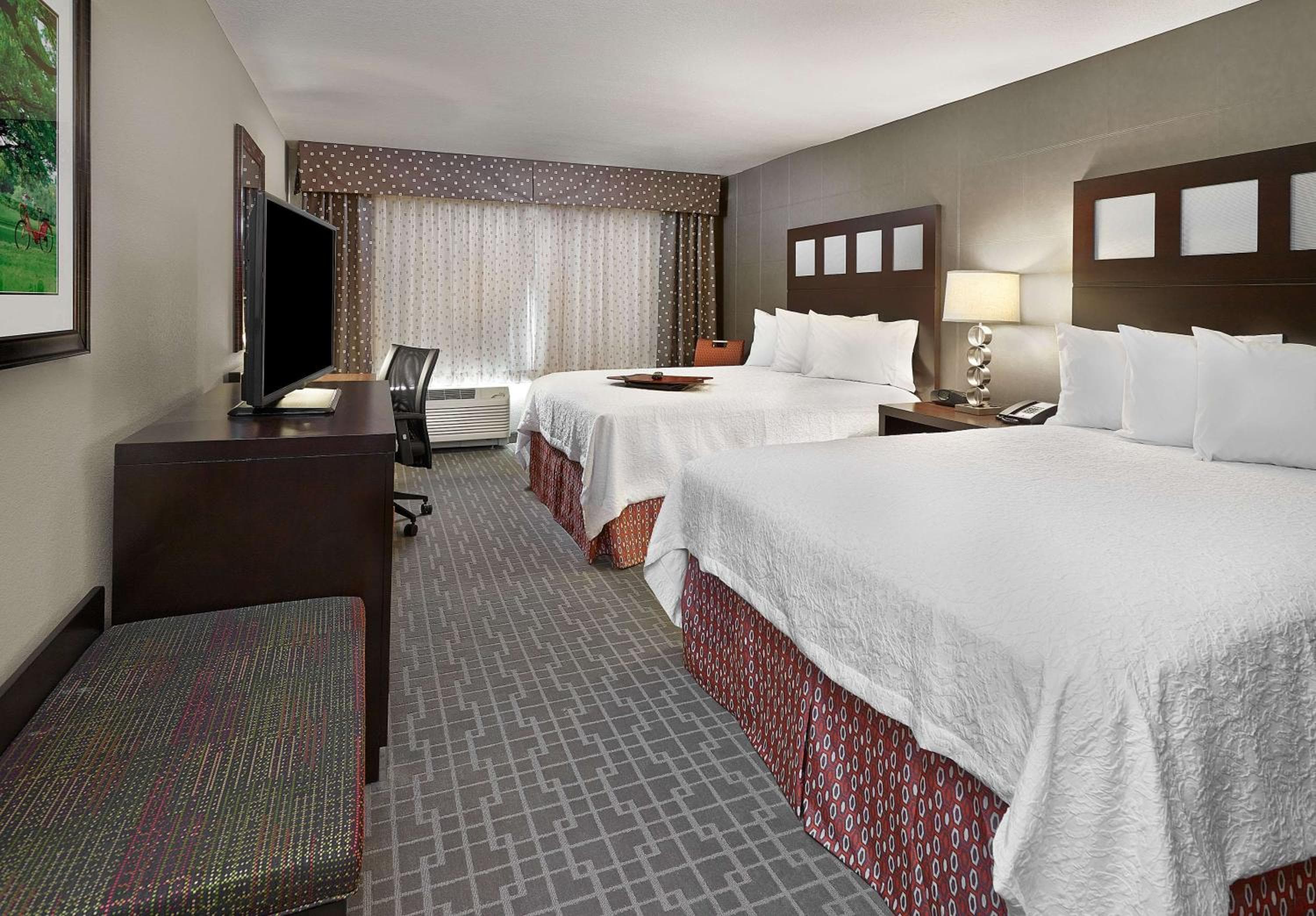 Queen Room with Two Queen Beds and Bath Tub - High Floor