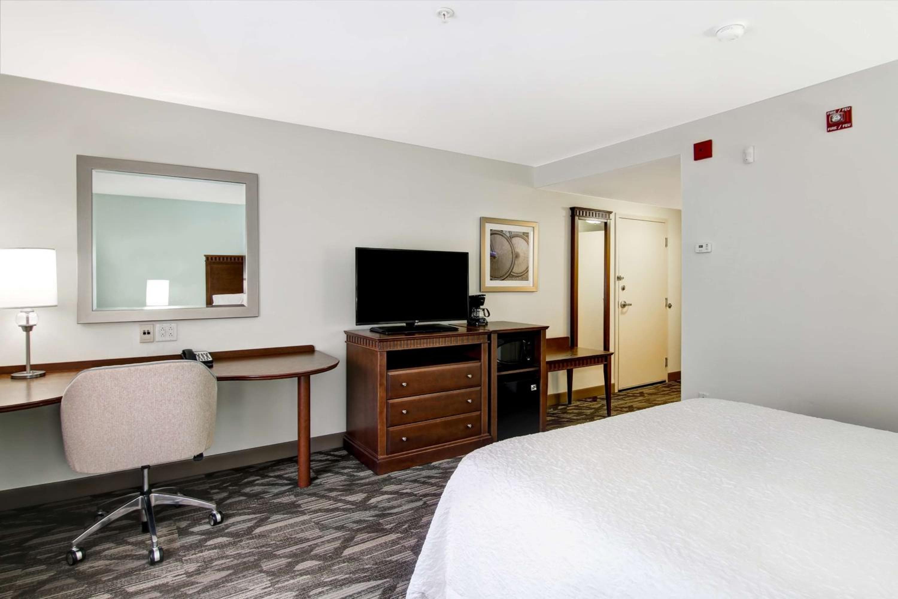 Queen Room with Roll-In Shower - Disability Access/Non-Smoking