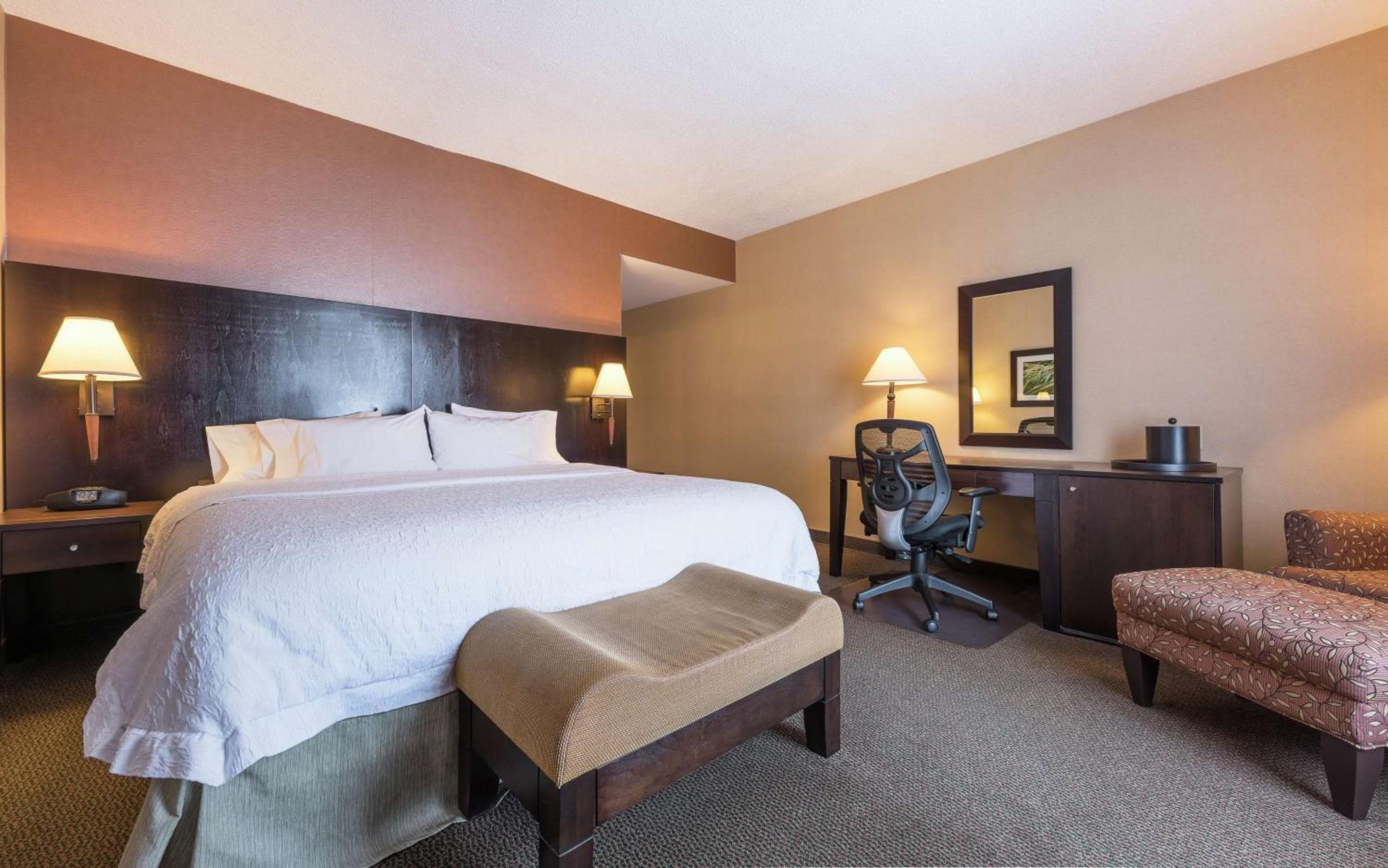 King Room with King Bed - Non-Smoking
