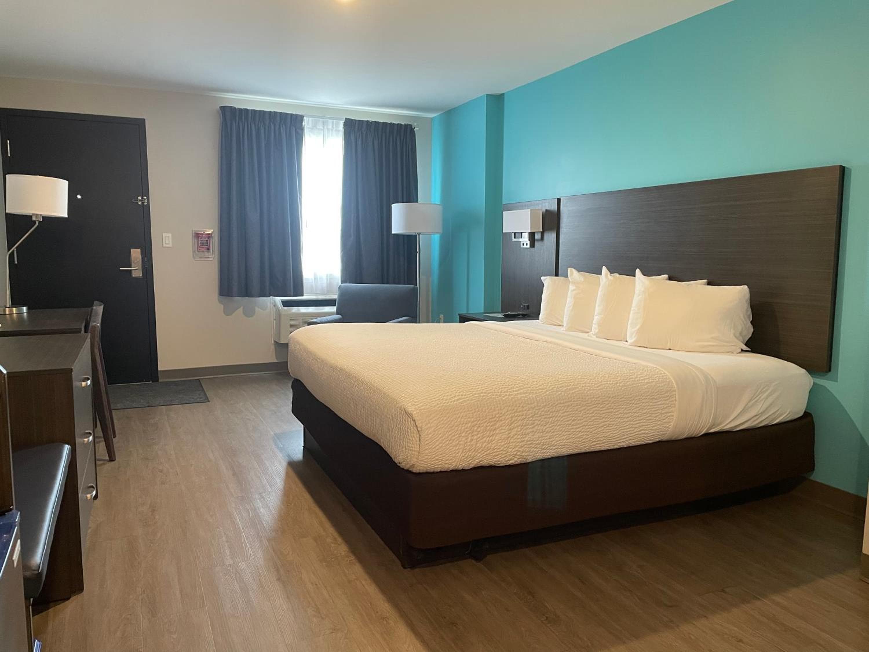 Deluxe King Room - No Pets/Non-Smoking