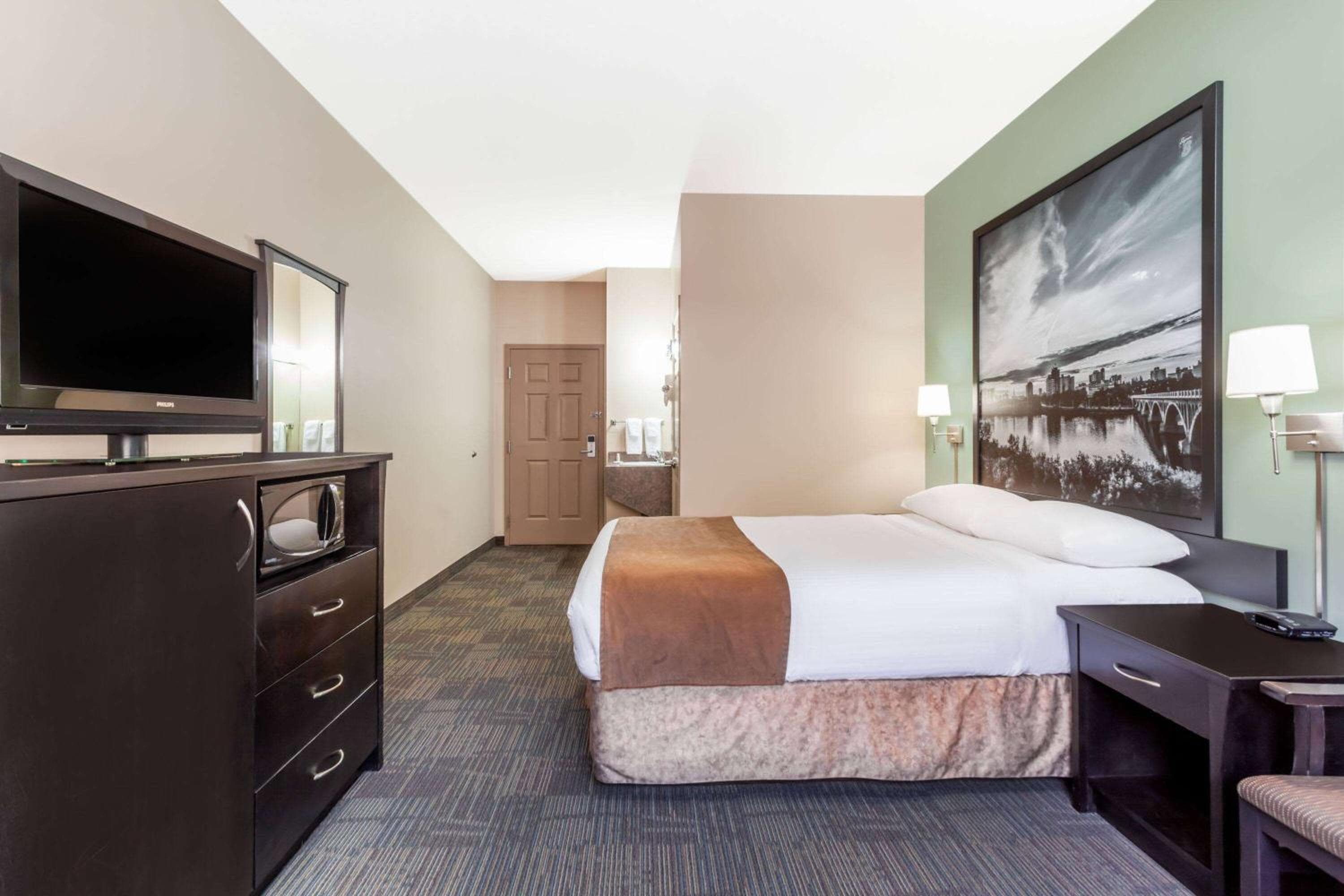Queen Room - Disability Access/Non-Smoking