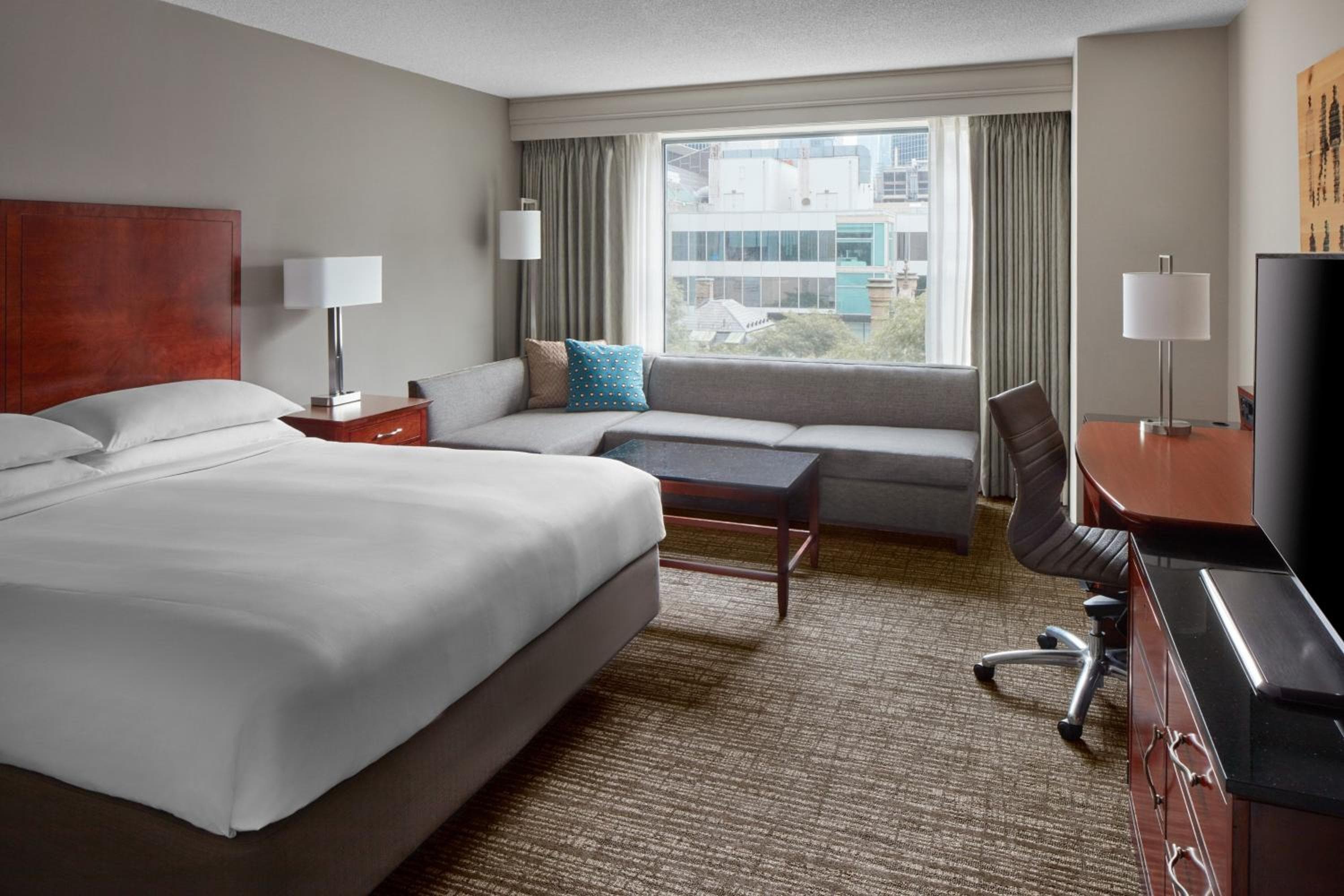 Guest room, 1 King, Trinity Square view, Courtyard view