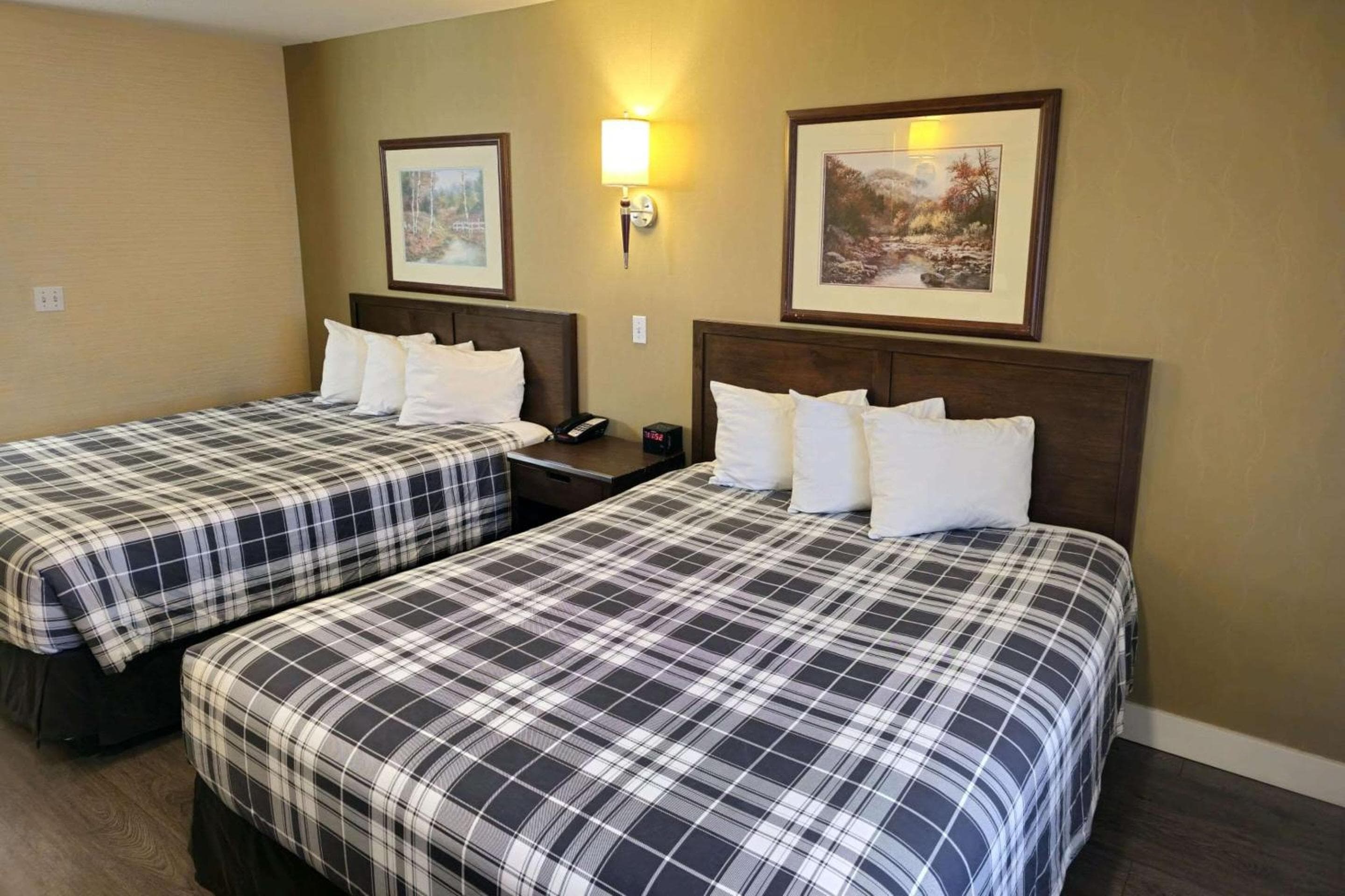 Queen Room with Two Queen Beds - Non Smoking/PET-FRIENDLY