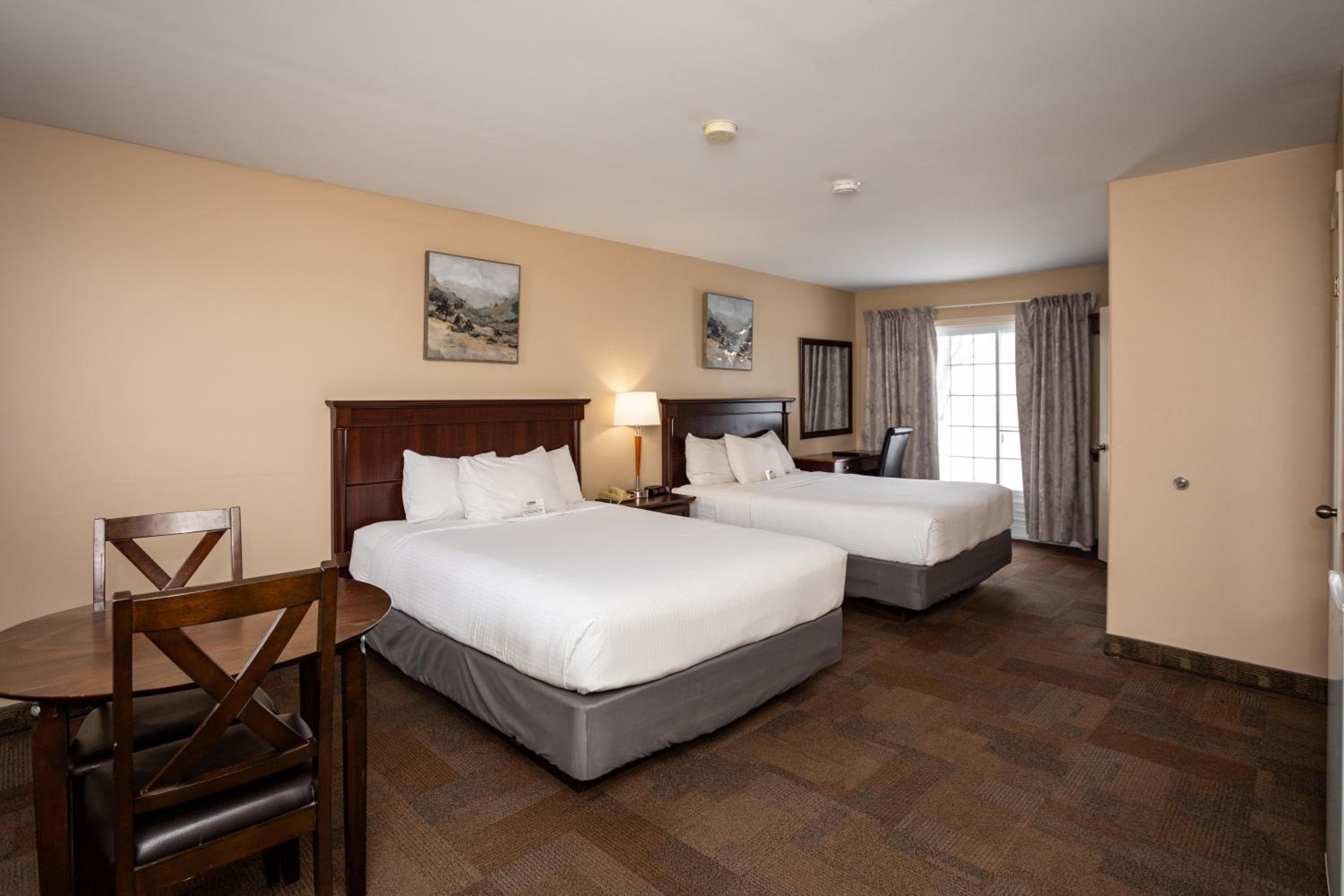 Queen Suite with Kitchenette - Non Smoking