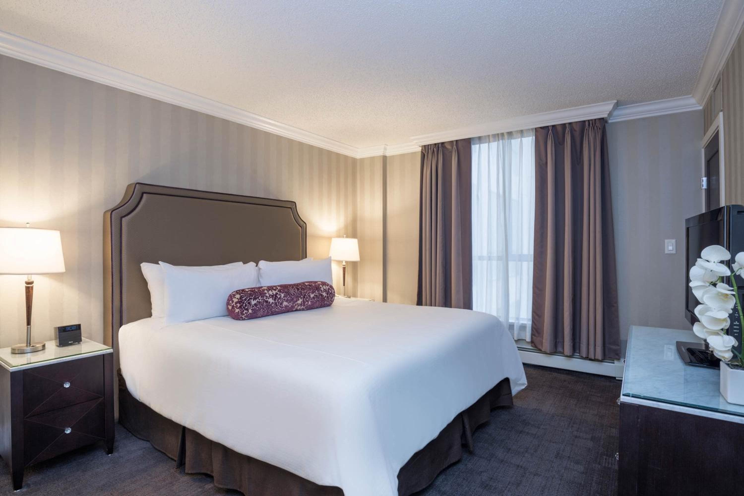 One Bedroom Sutton Suite, 1 King Bed, Sofa Bed