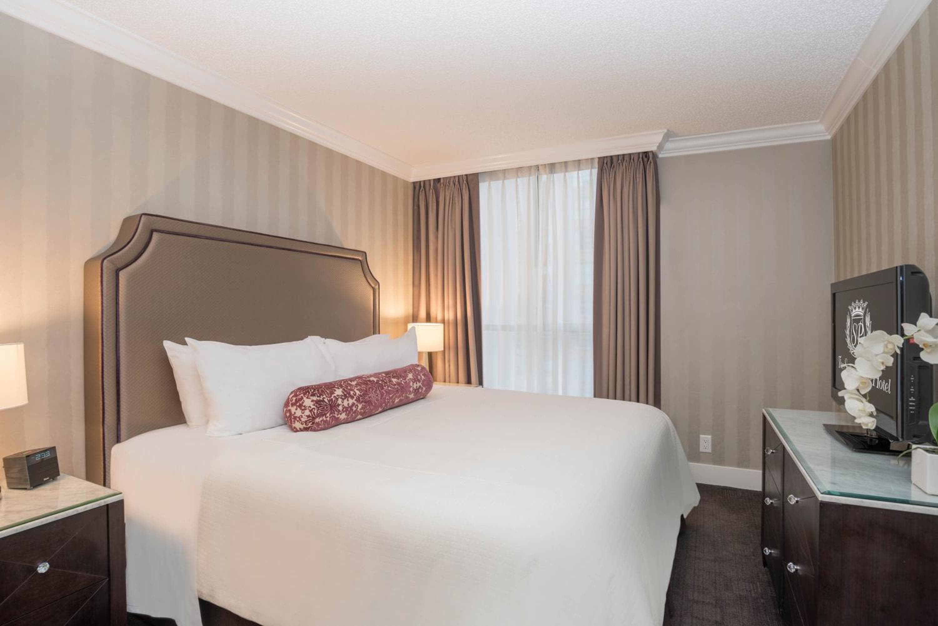 Two Bedroom Sutton Suite, 1 King, 1 Queen, Sofa Bed