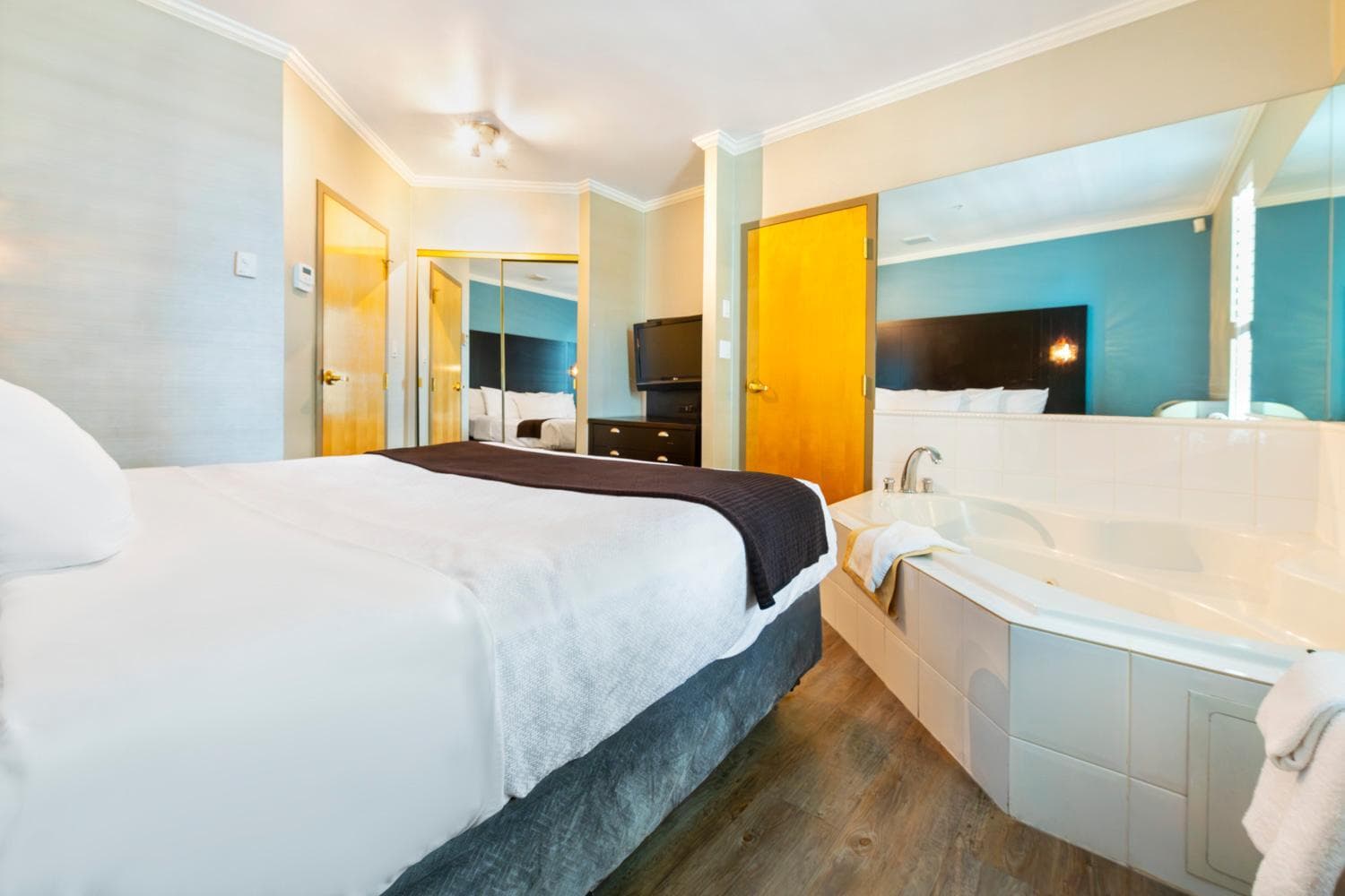 Efficiency King Suite with Sofa - Non Smoking