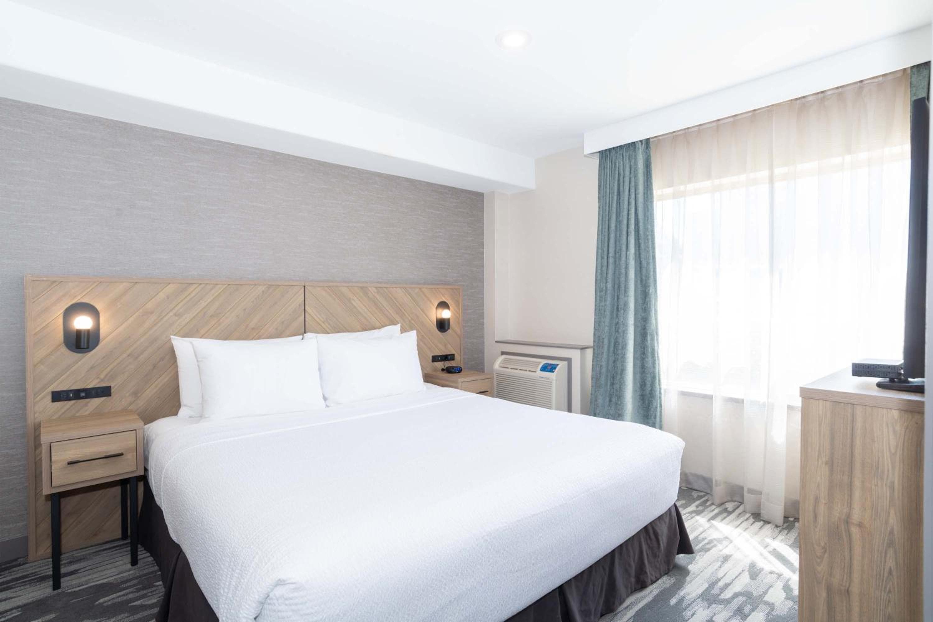 Deluxe Suite, 1 King, Sofa Bed, Kitchenette