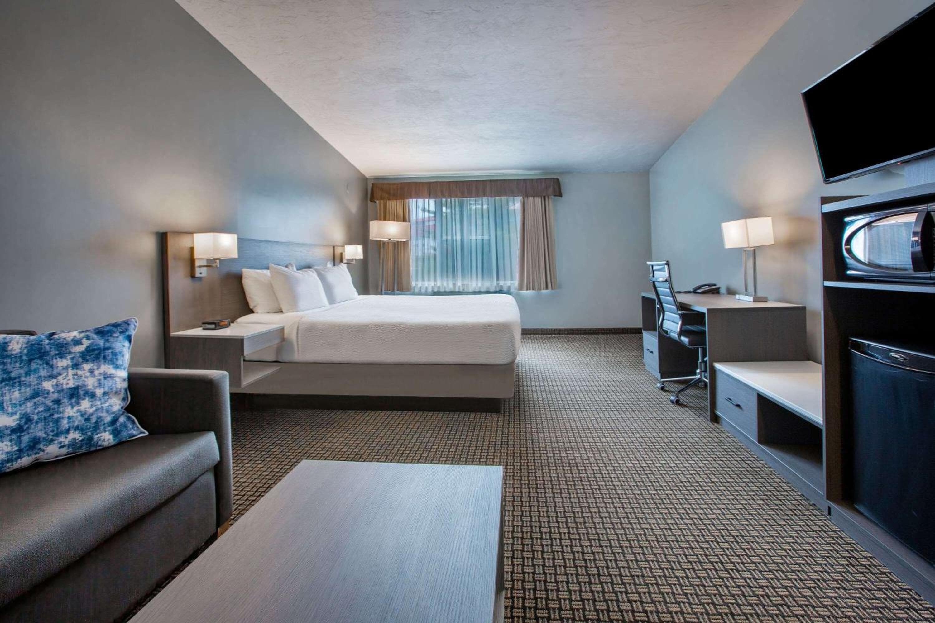 Deluxe King Room - Non-Smoking