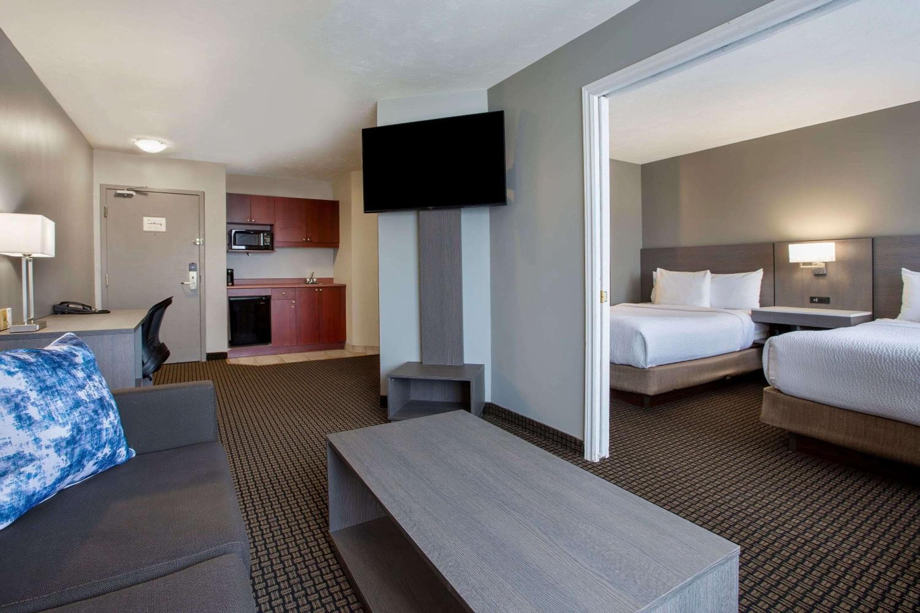 One-Bedroom Deluxe Suite with Two Queen Beds - Non-Smoking