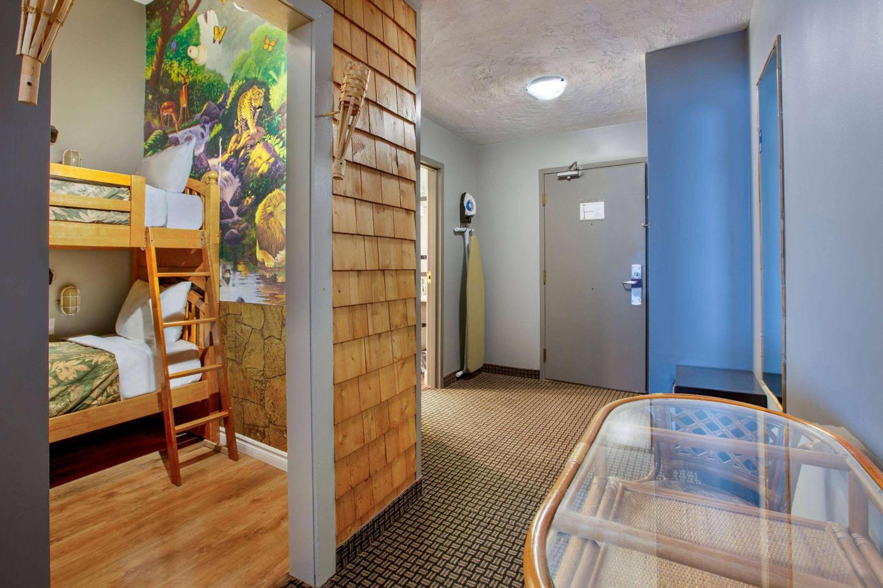 Queen Studio Suite with Bunk Bed - Jungle Theme - Non-Smoking