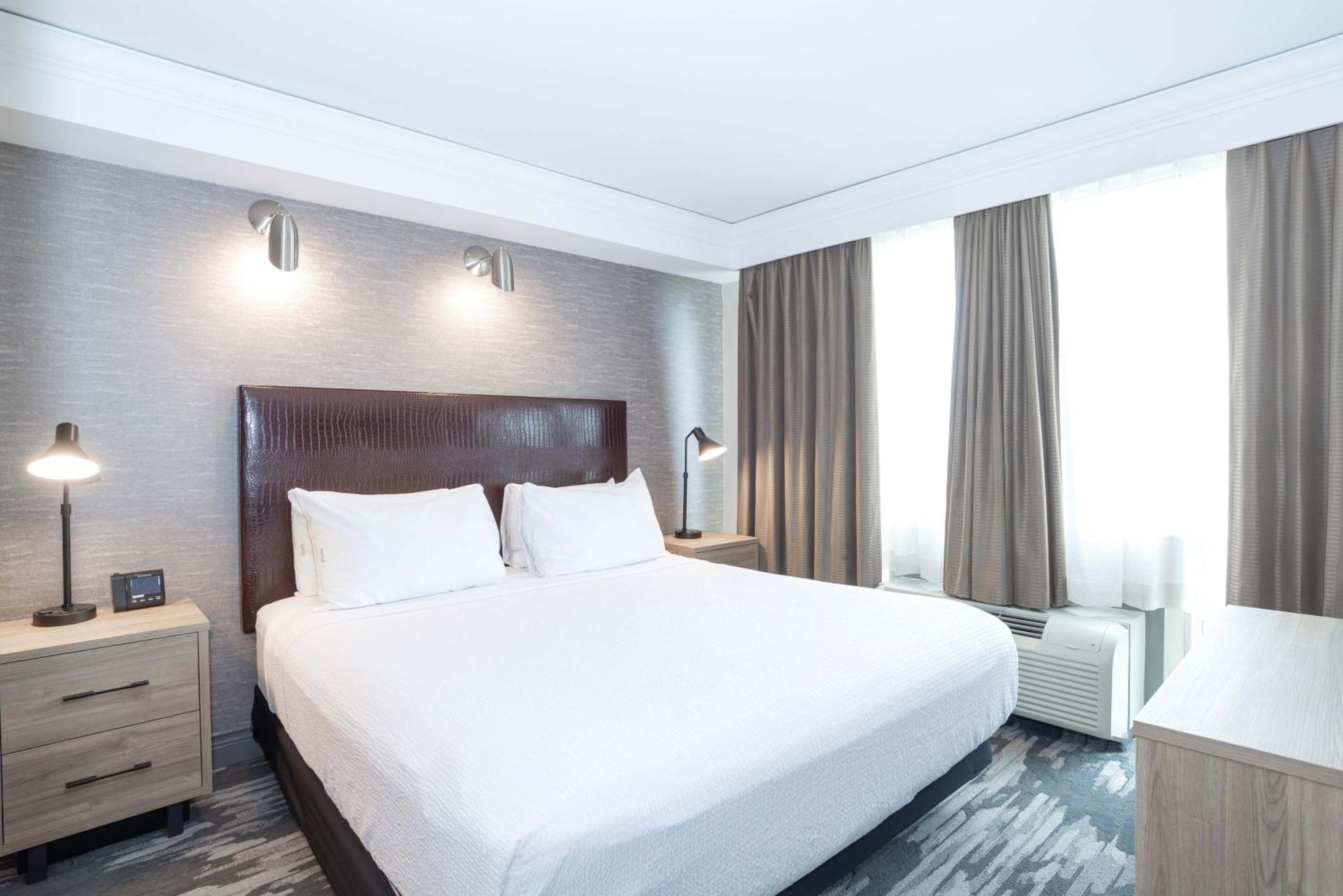 Grand Suite, 1 King Bed, Kitchen, Washer Dryer, Balcony