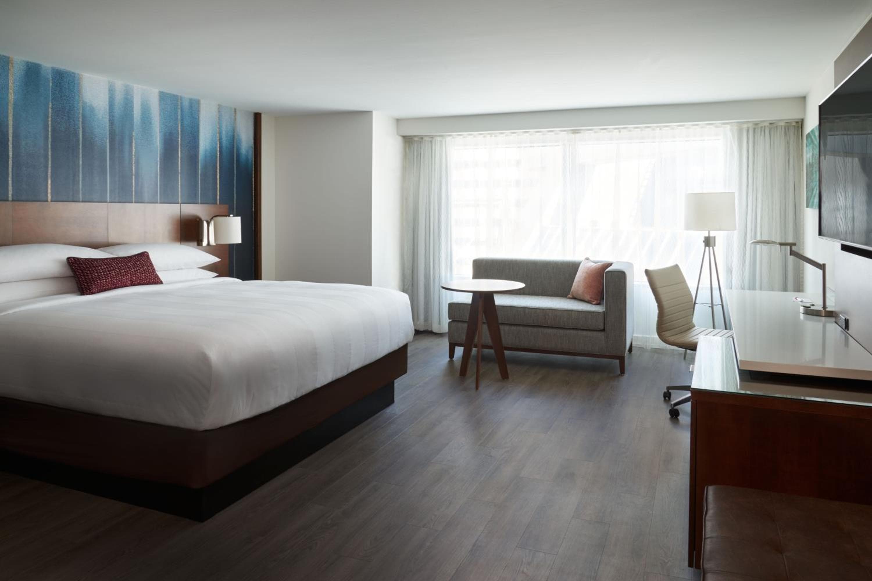 Concierge level, Guest room, 1 King, City view