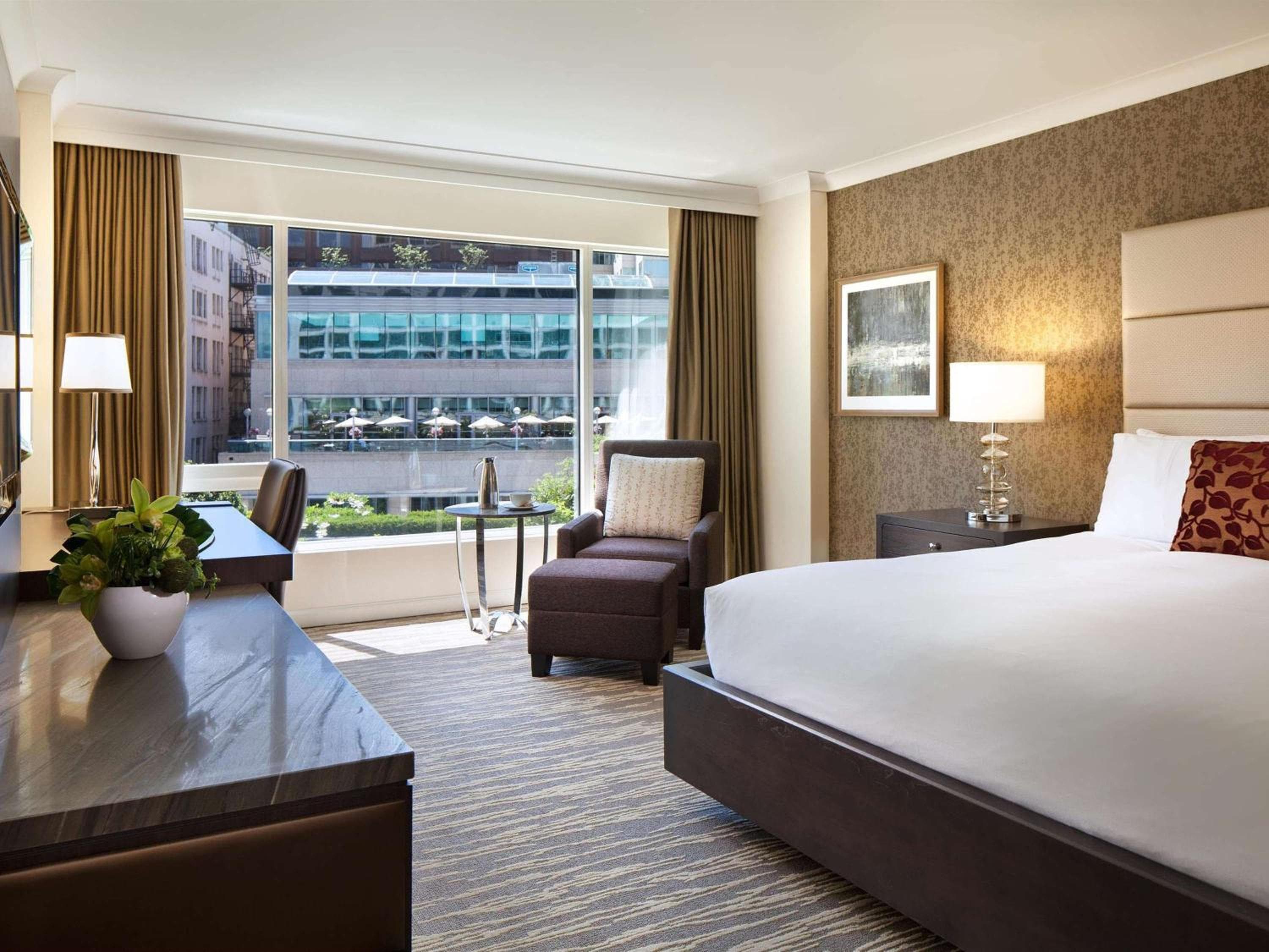 Fairmont City View Room with King Bed