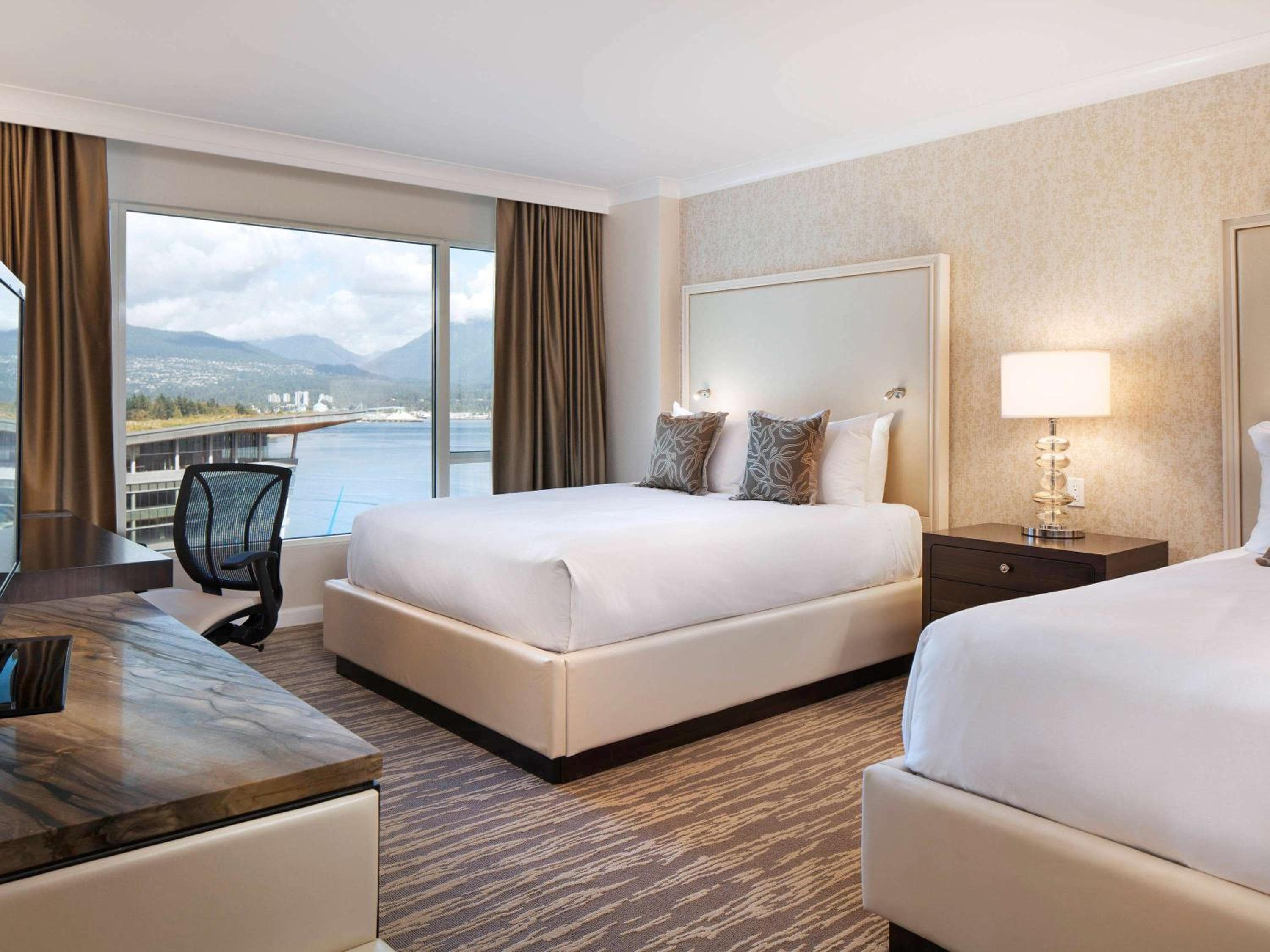 Deluxe Partial Harbor View Room with Two Double Beds