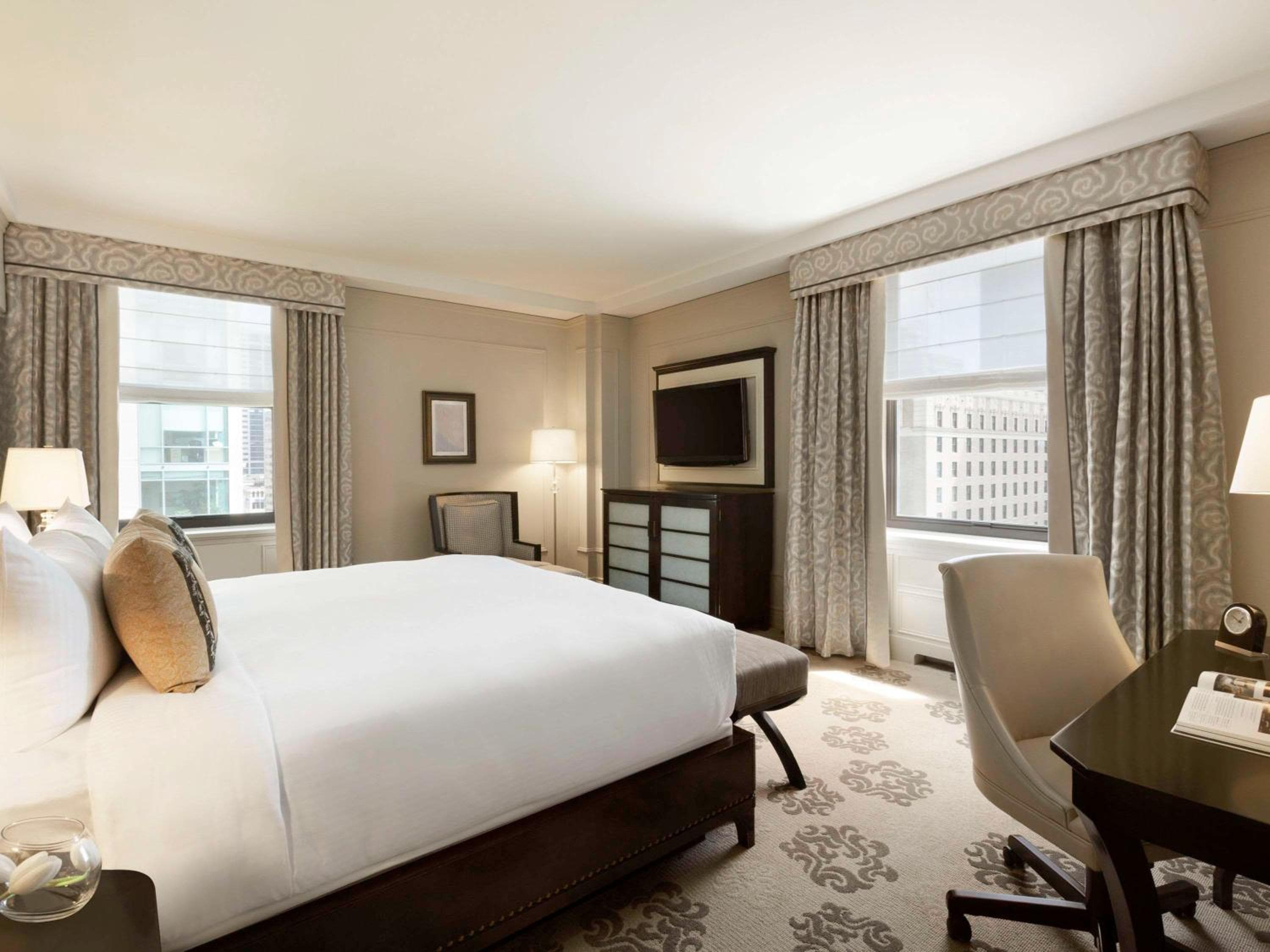 Deluxe Corner Room with King Bed
