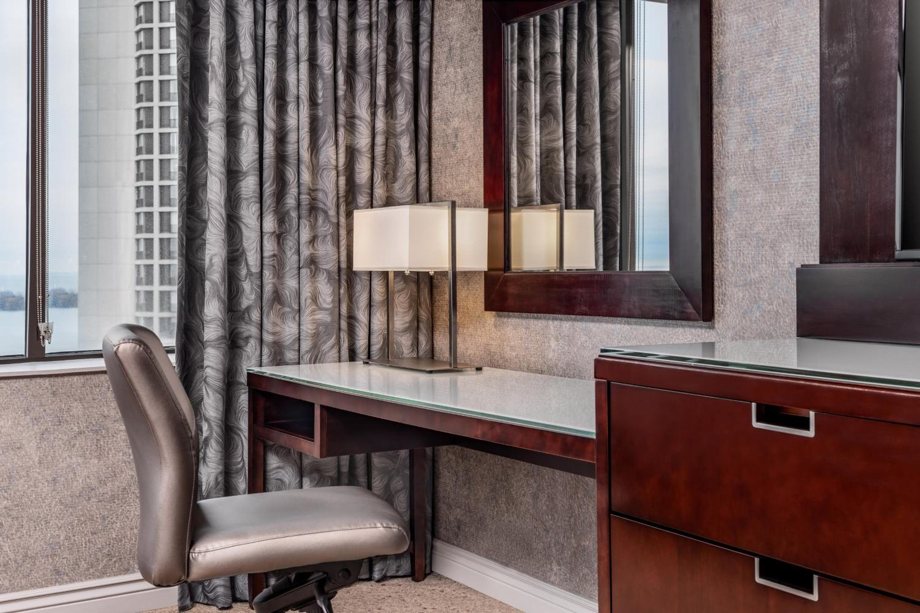 Studio Suite, 1 King, Corner, Lake View