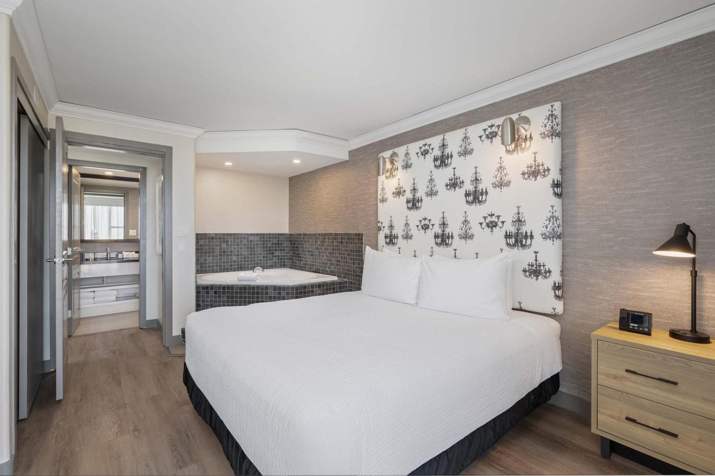 Grand Jacuzzi Suite, 1 King Bed, Sofa Bed, Kitchen