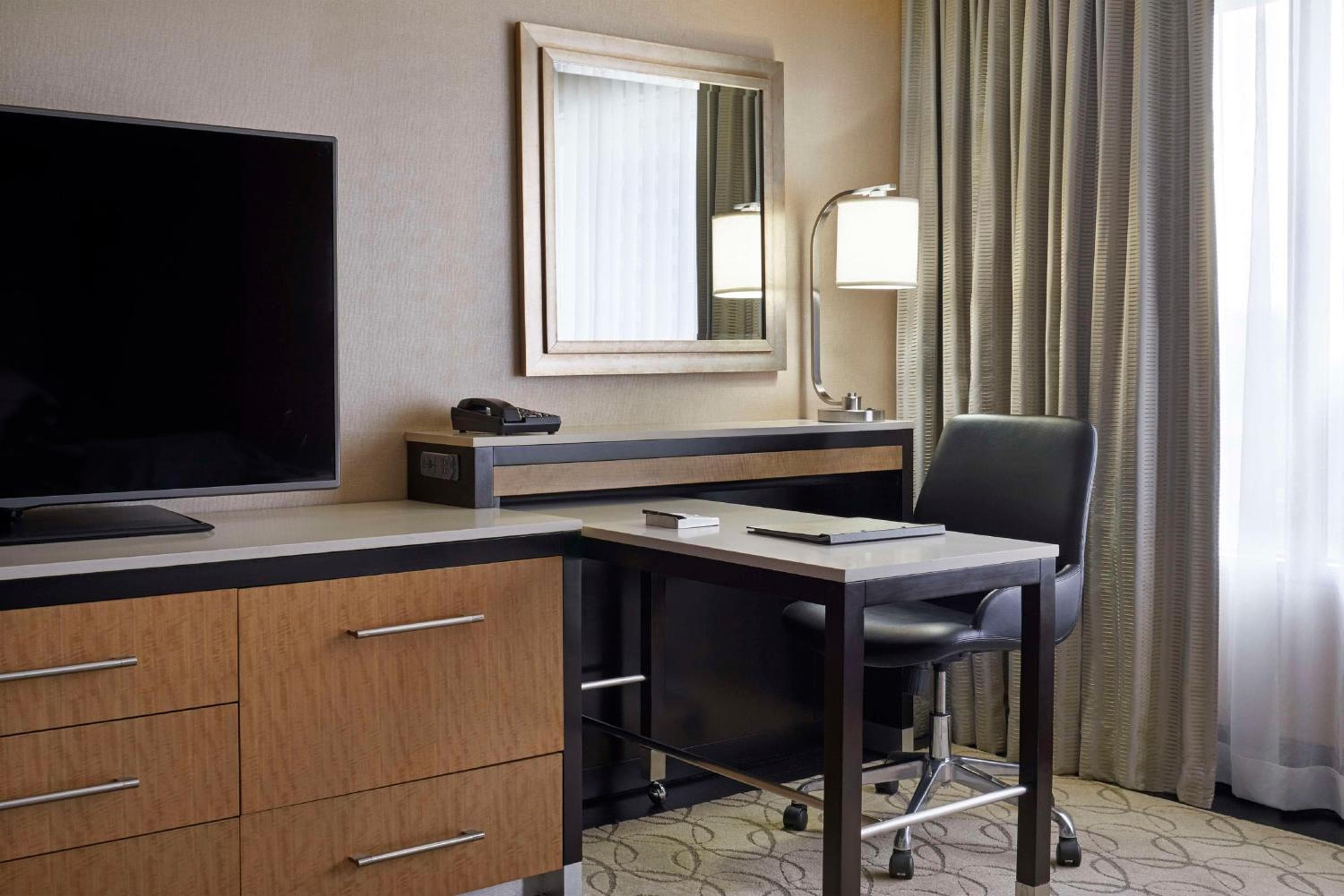 Deluxe Corner King Room
