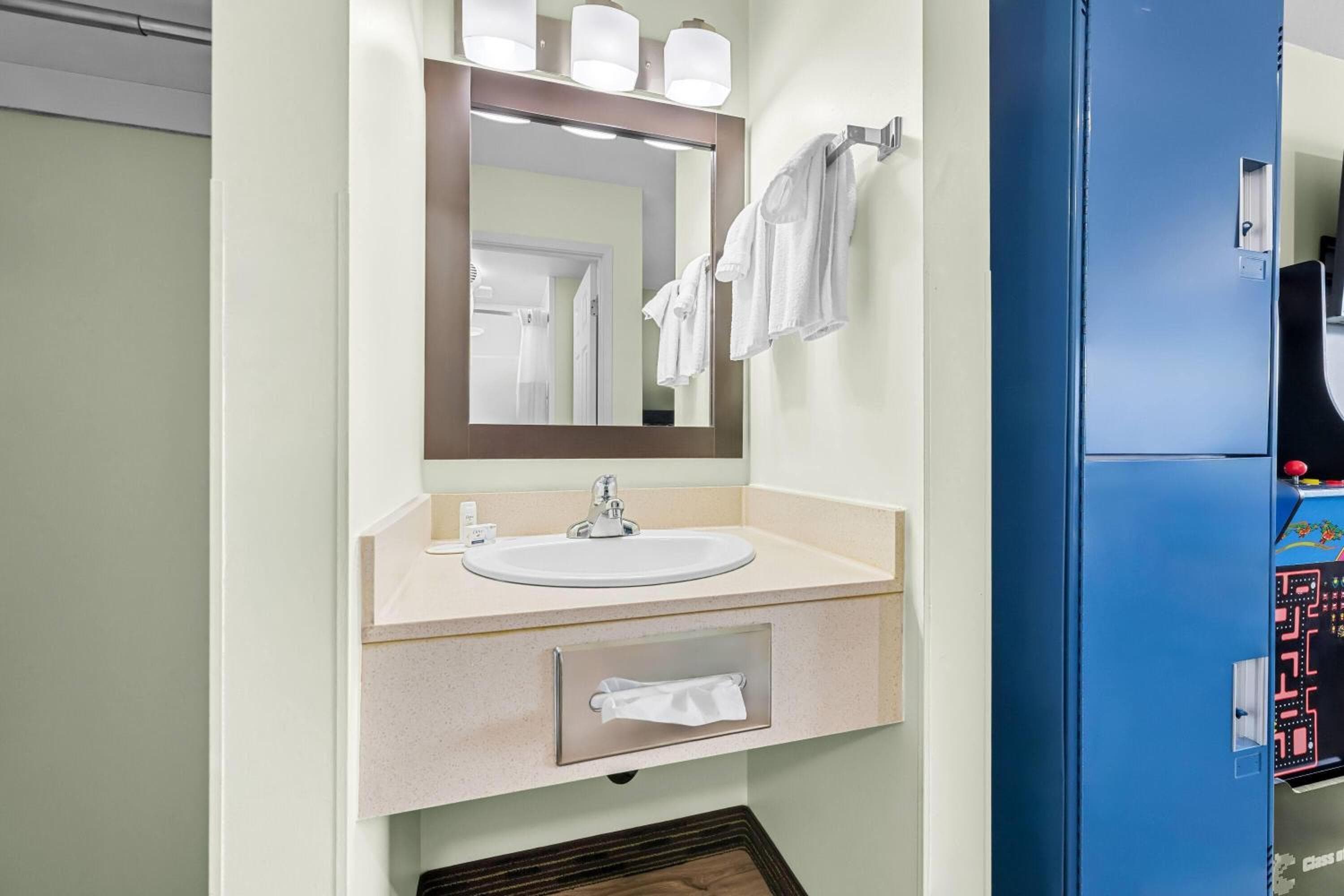 Suite with One Queen Bed and Two Bunk Beds - Non-Smoking