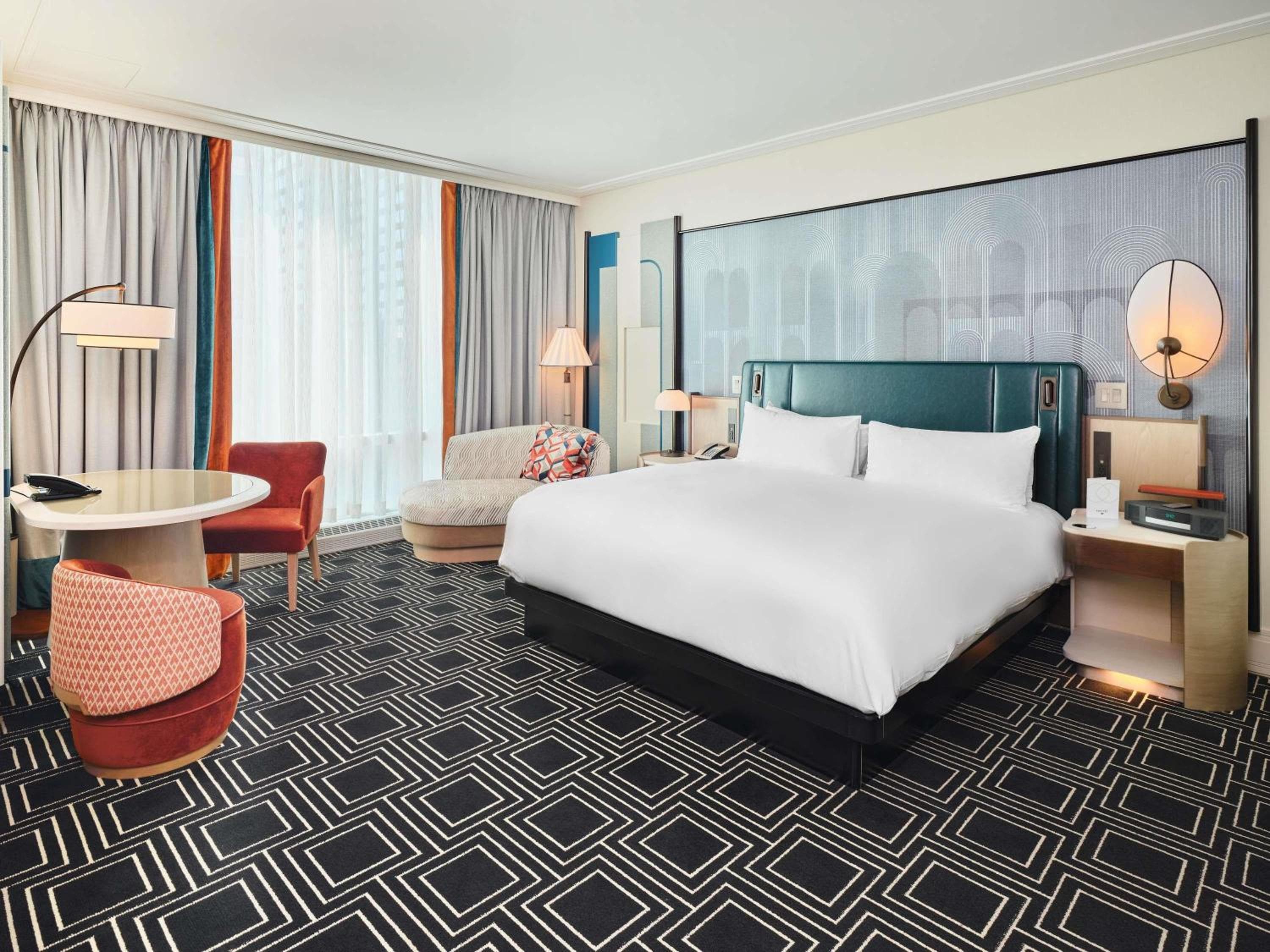 Signature King Room with City View 