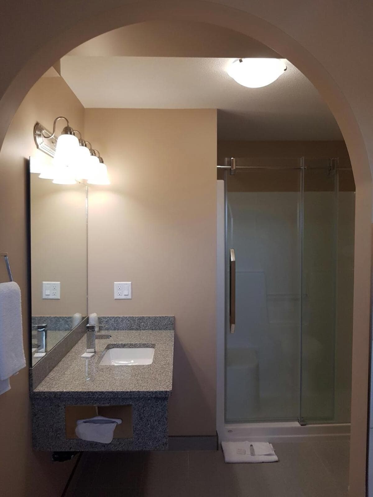 Queen Suite with Spa Bath - Non-Smoking