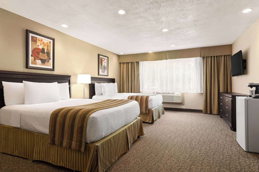 Suite, 2 Queen Beds, Non Smoking