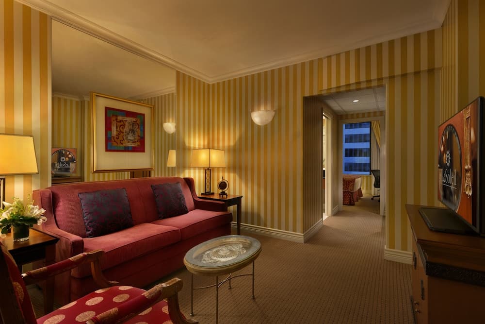 Suite, 1 Bedroom, Corner (One King Bed with Sofa Bed)